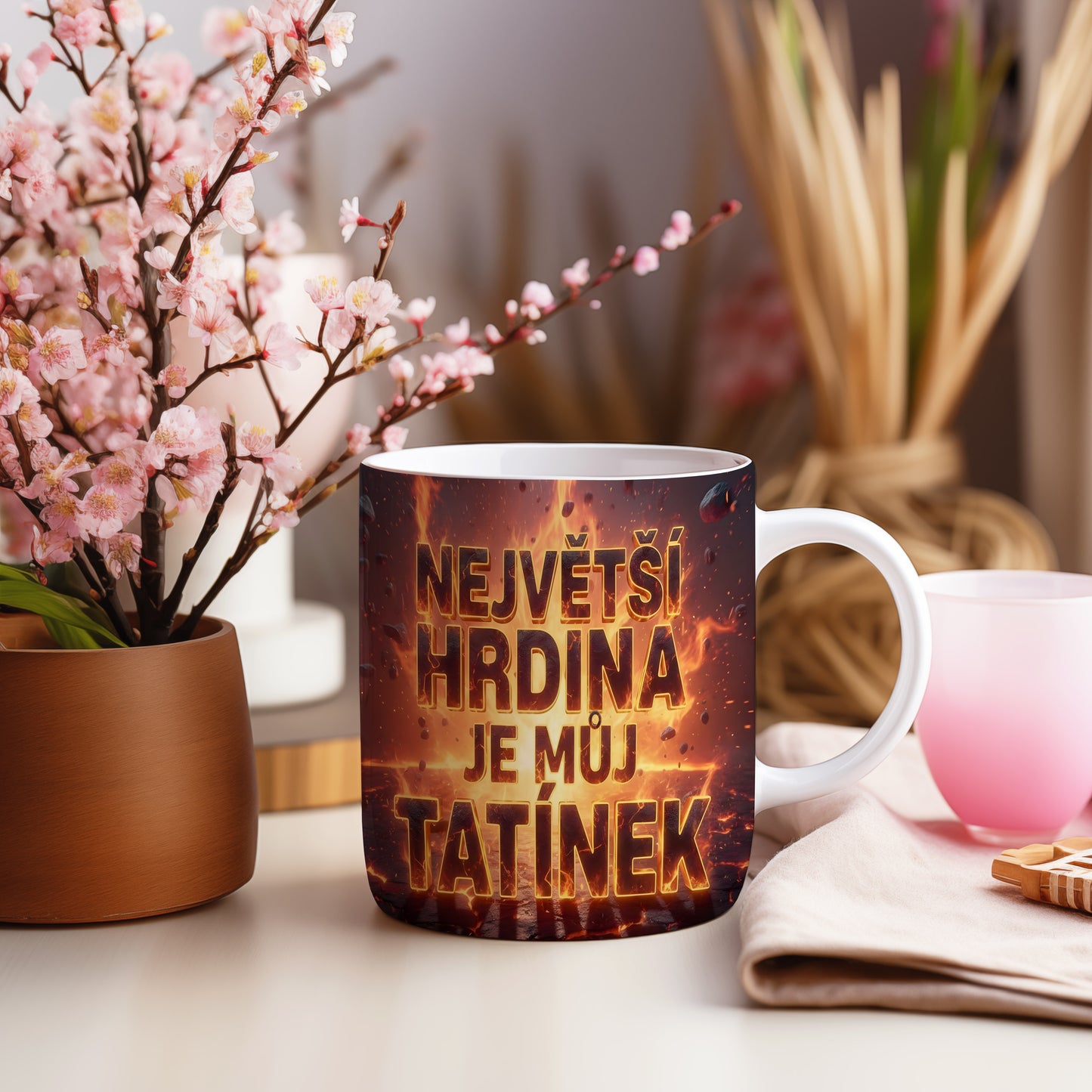 Ohnivý hrnek s textem 'NEJVĚTŠÍ HRDINA JE MŮJ TATÍNEK'.