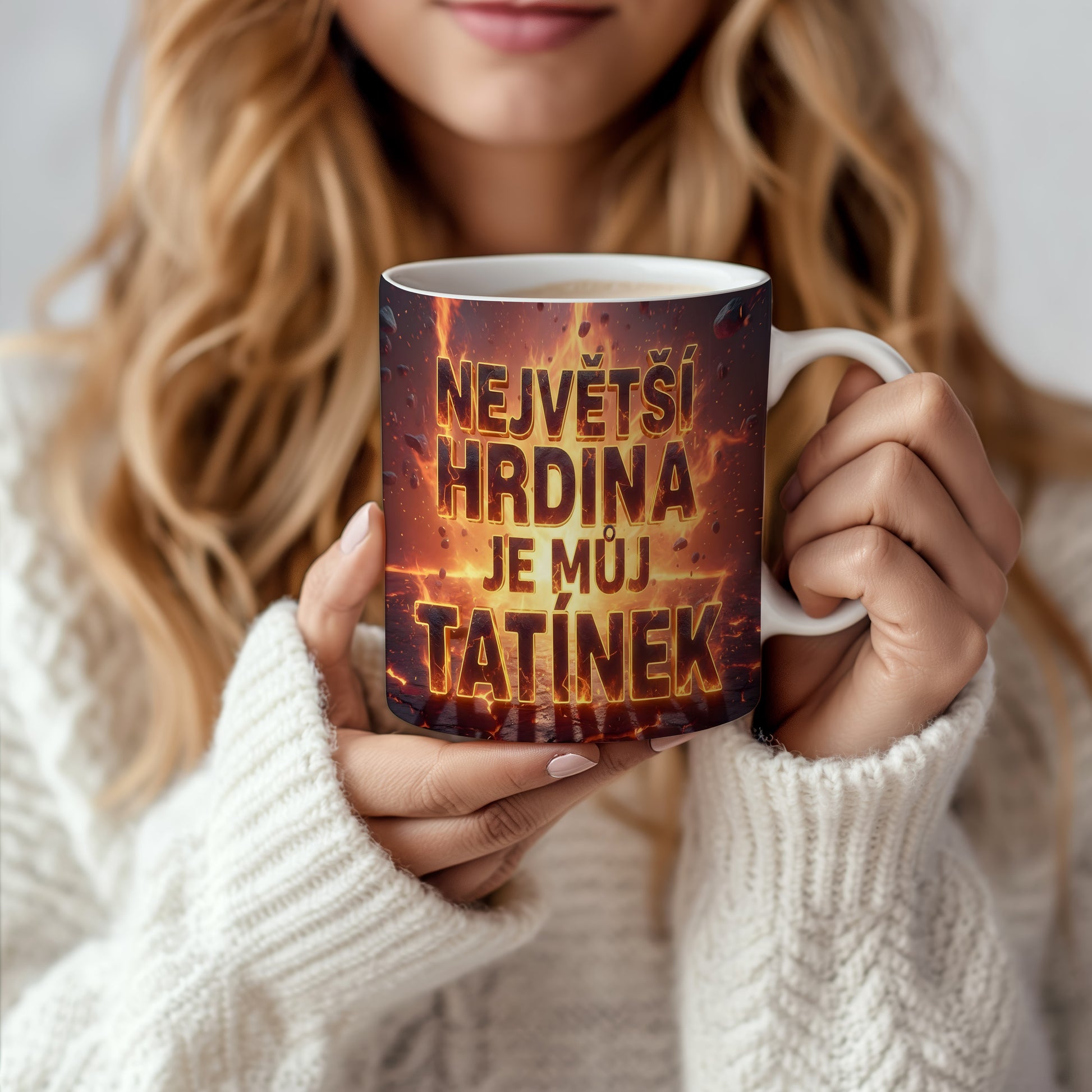 Ohnivý hrnek s textem 'NEJVĚTŠÍ HRDINA JE MŮJ TATÍNEK'.