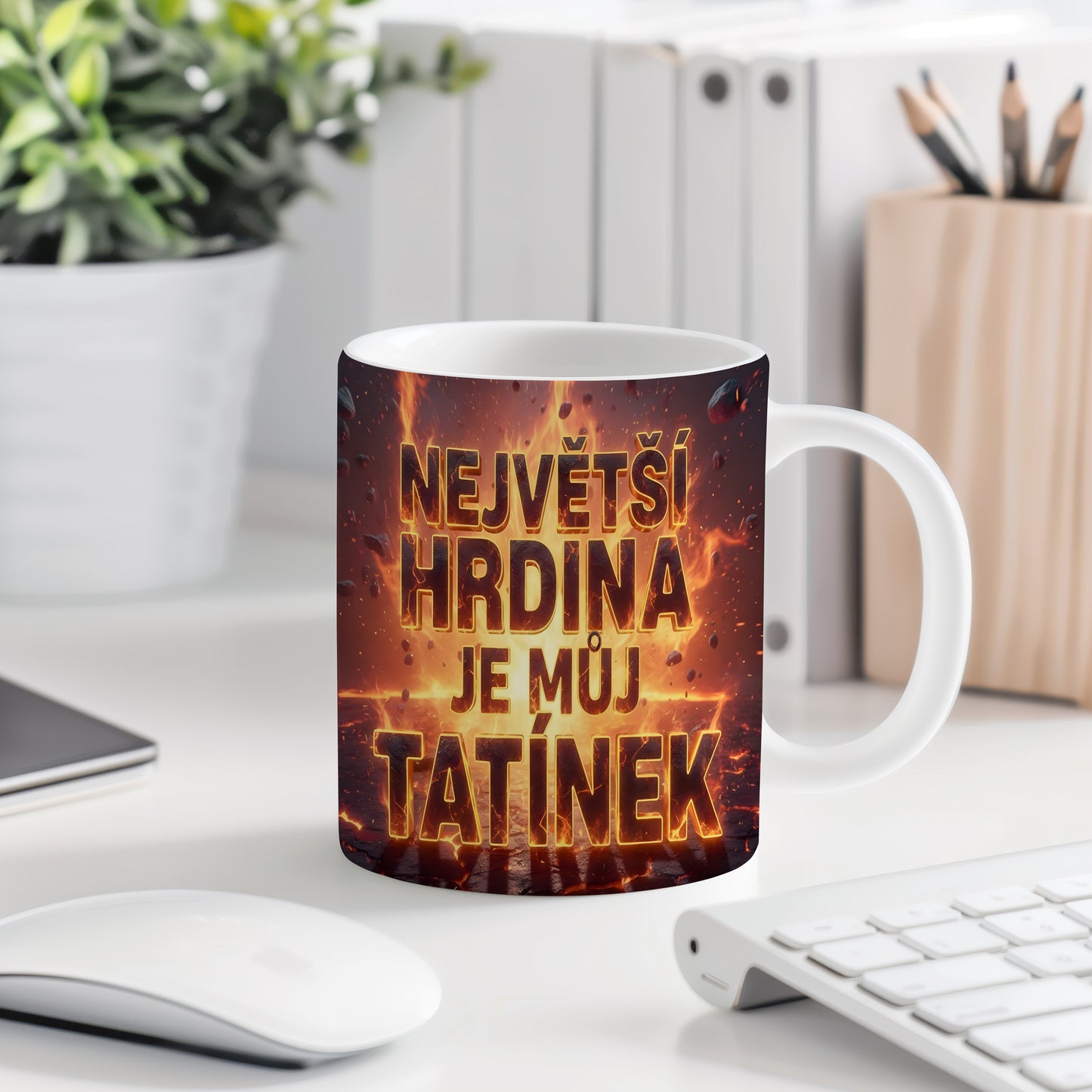 Ohnivý hrnek s textem 'NEJVĚTŠÍ HRDINA JE MŮJ TATÍNEK'.