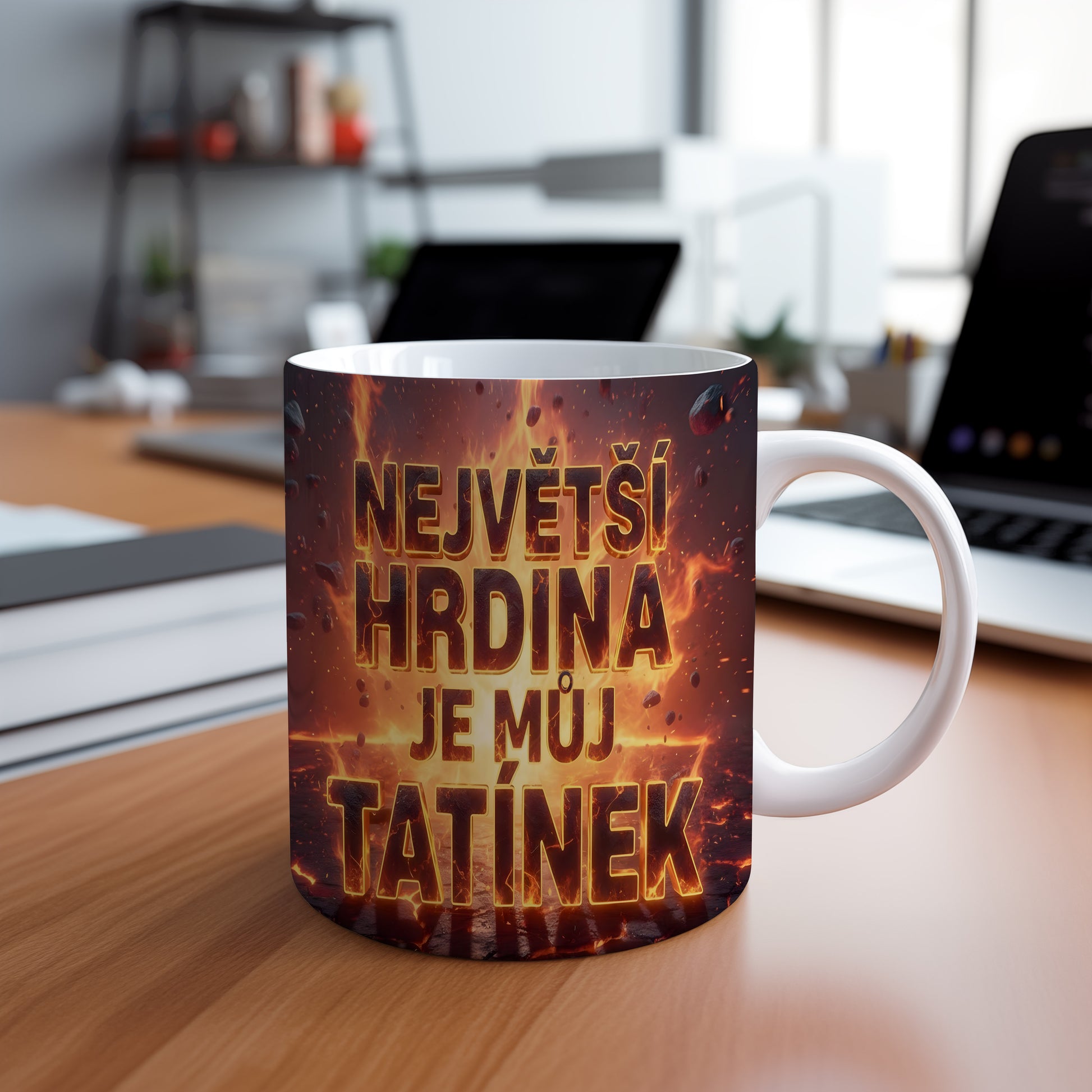 Ohnivý hrnek s textem 'NEJVĚTŠÍ HRDINA JE MŮJ TATÍNEK'.