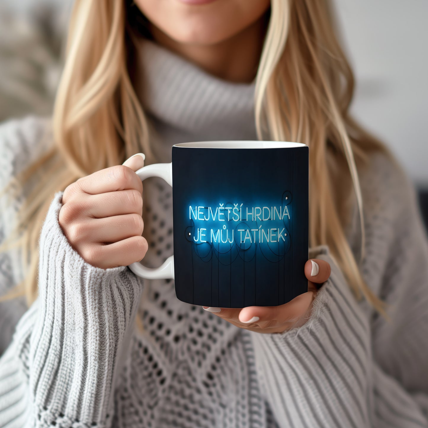Modrý hrnek s nápisem NEJVĚTŠÍ HRDINA JE MŮJ TATÍNEK.