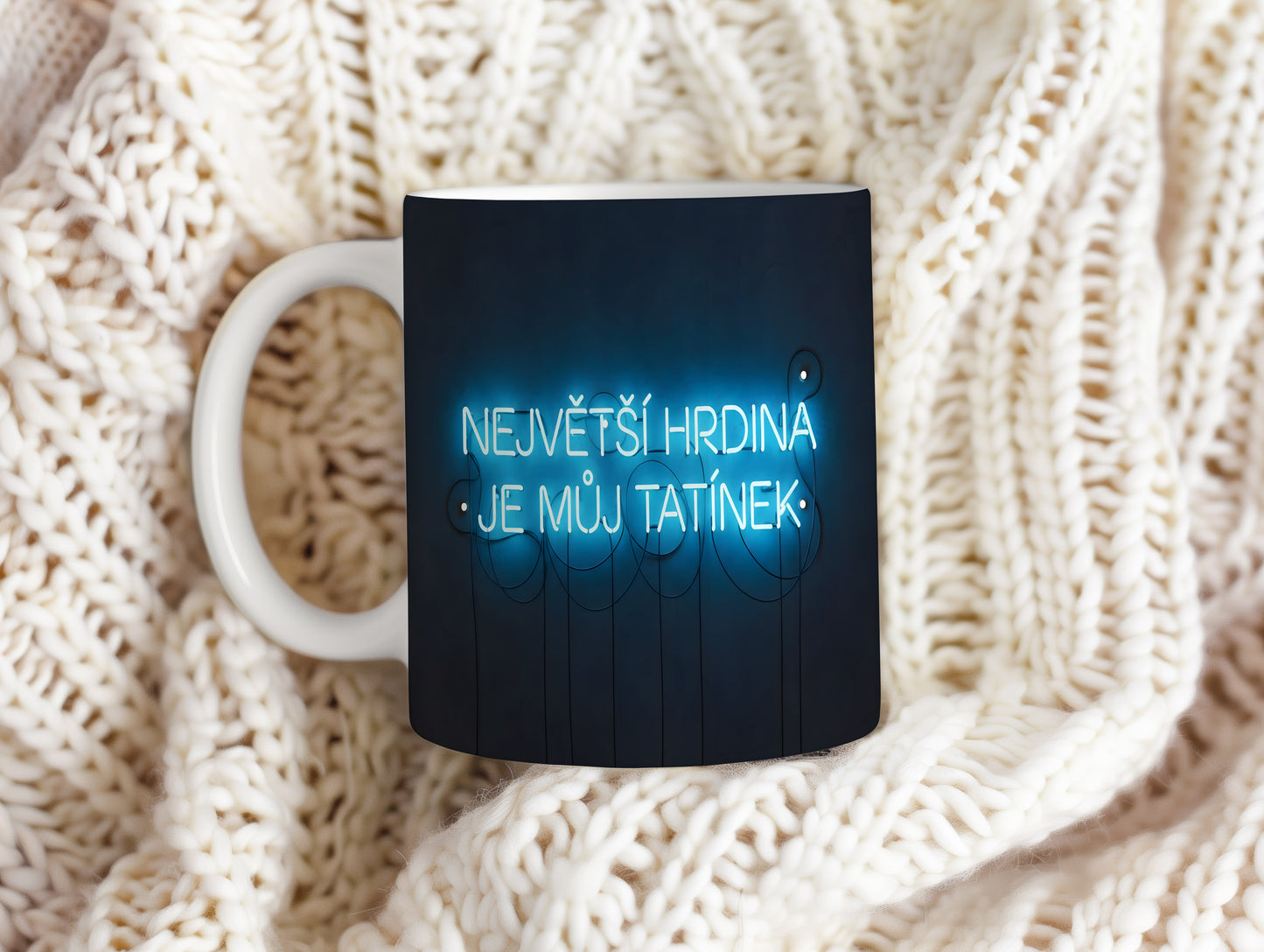Modrý hrnek s nápisem NEJVĚTŠÍ HRDINA JE MŮJ TATÍNEK.