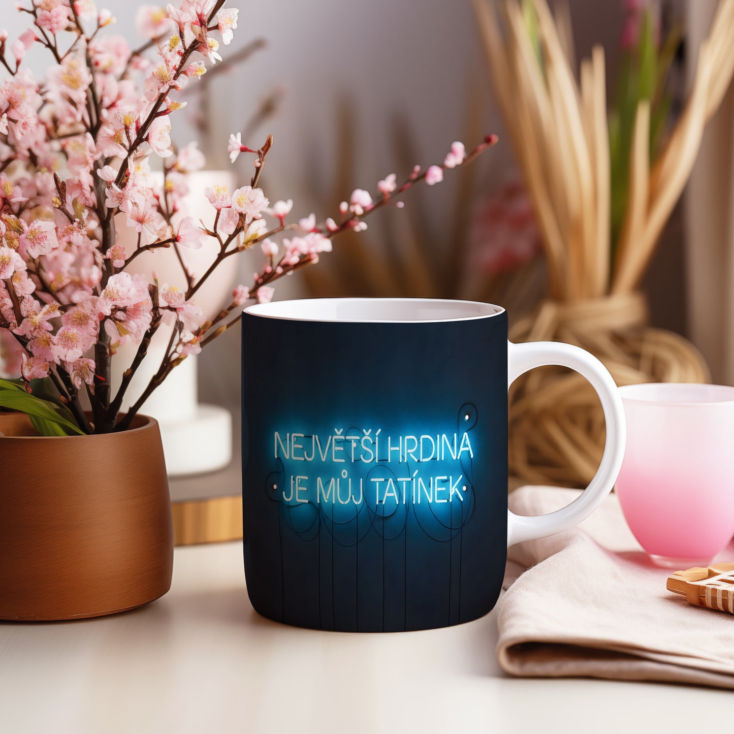 Modrý hrnek s nápisem NEJVĚTŠÍ HRDINA JE MŮJ TATÍNEK.