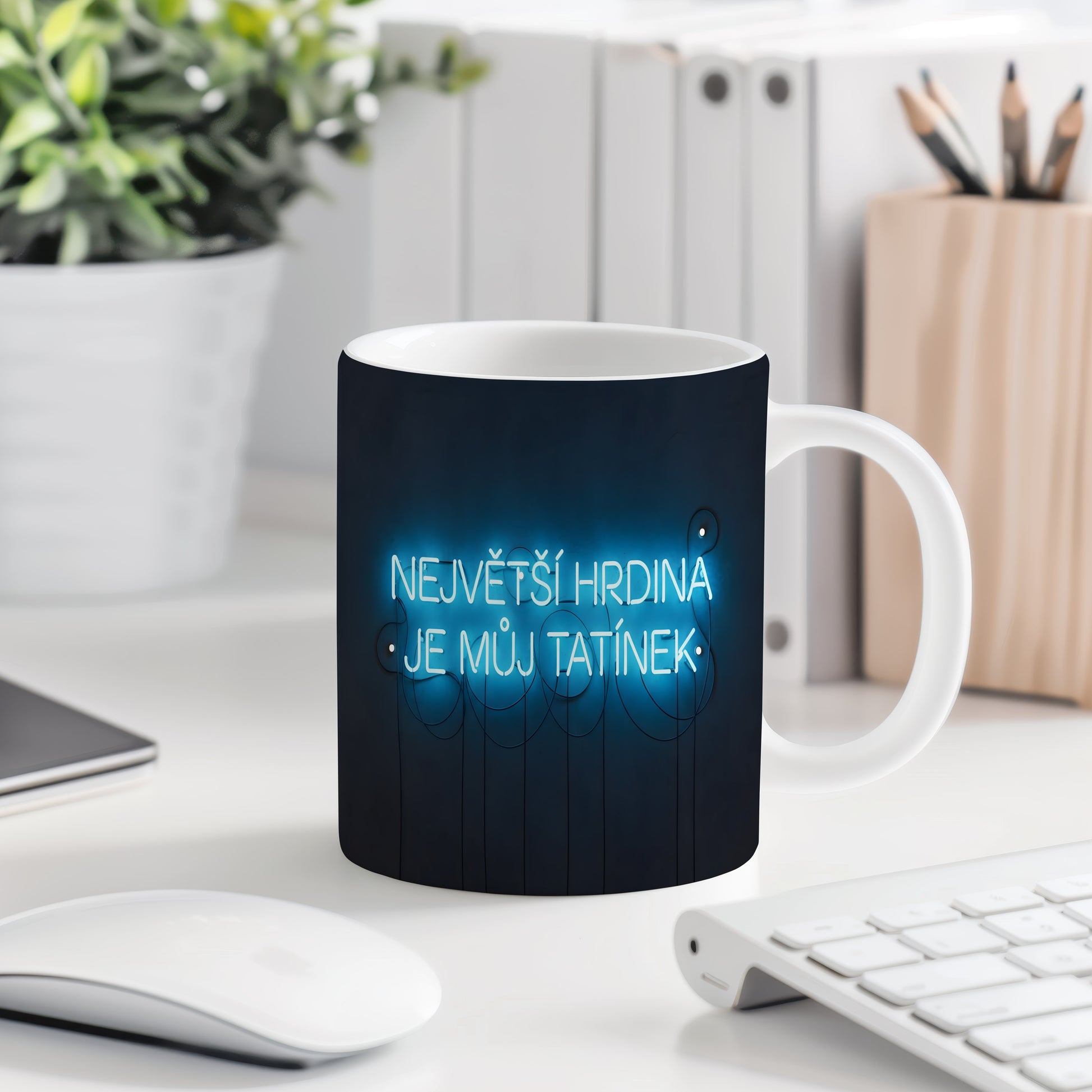 Modrý hrnek s nápisem NEJVĚTŠÍ HRDINA JE MŮJ TATÍNEK.