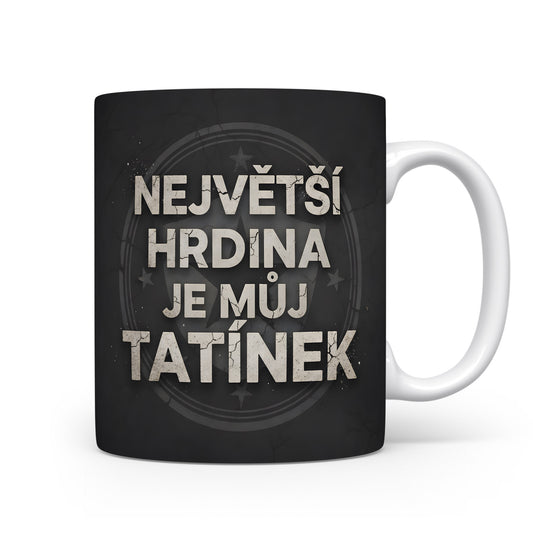Černý hrnek s nápisem 'Největší hrdina je můj tatínek' a hvězdným motivem.