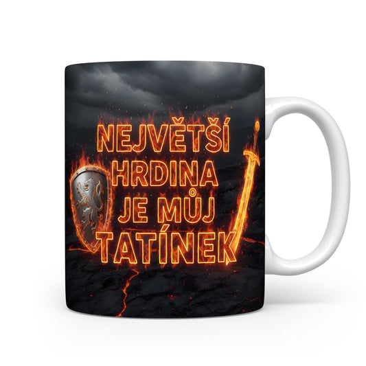 Hrnek s plameny, štítem a nápisem NEJVĚTŠÍ HRDINA JE MŮJ TATÍNEK.