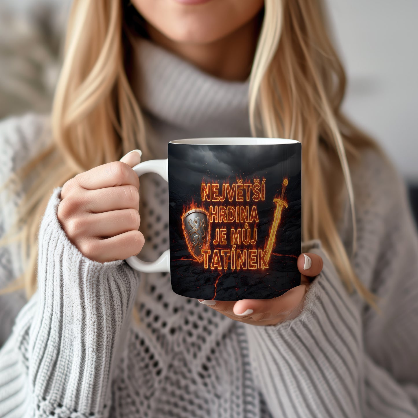 Hrnek s plameny, štítem a nápisem NEJVĚTŠÍ HRDINA JE MŮJ TATÍNEK.
