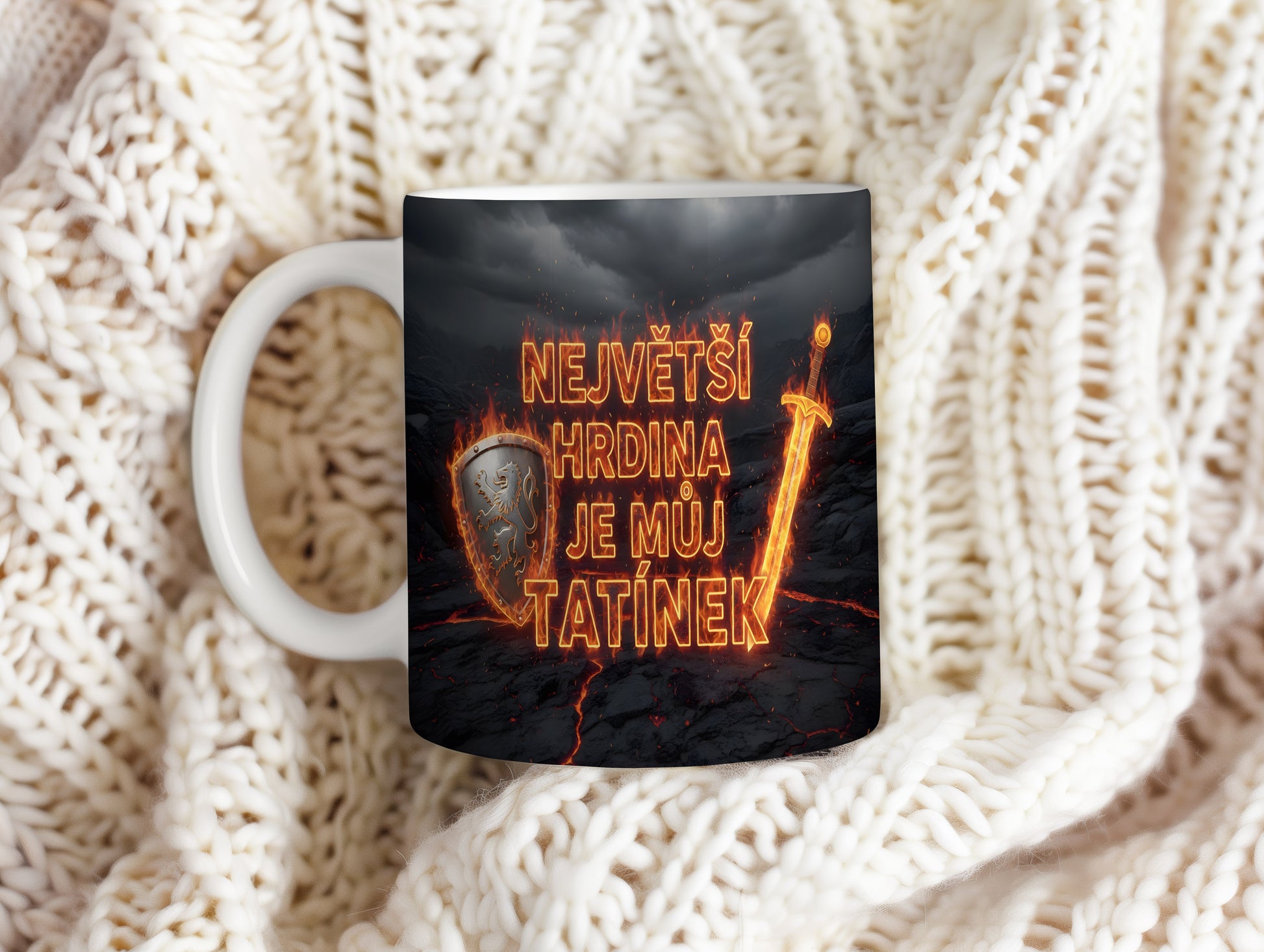Hrnek s plameny, štítem a nápisem NEJVĚTŠÍ HRDINA JE MŮJ TATÍNEK.