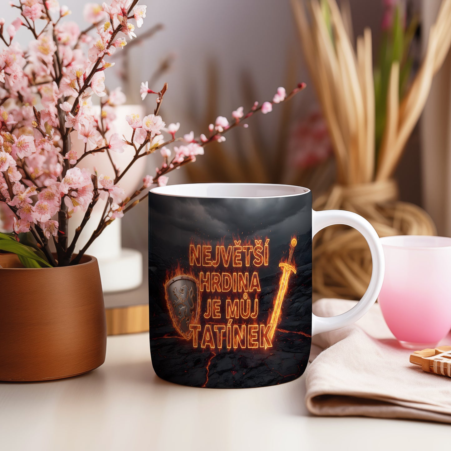 Hrnek s plameny, štítem a nápisem NEJVĚTŠÍ HRDINA JE MŮJ TATÍNEK.
