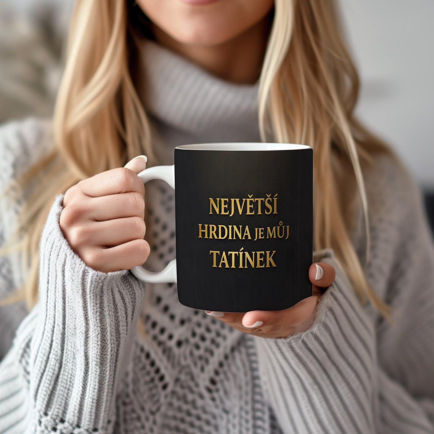 Černý hrnek se zlatým nápisem NEJVĚTŠÍ HRDINA JE MŮJ TATÍNEK.