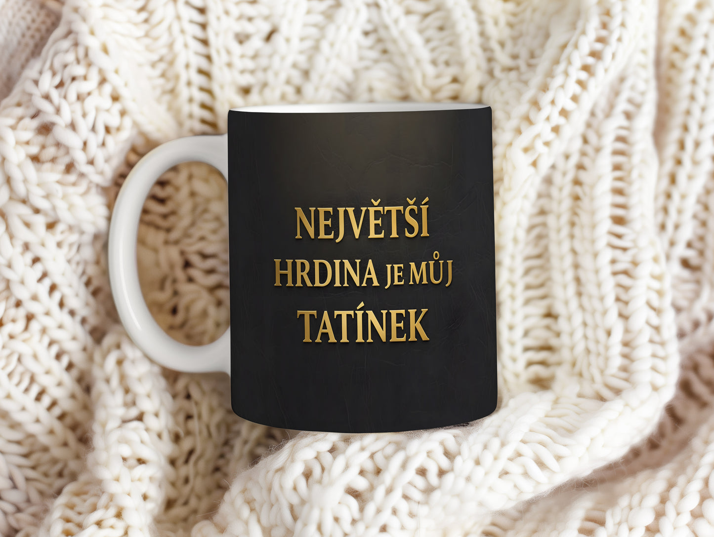 Černý hrnek se zlatým nápisem NEJVĚTŠÍ HRDINA JE MŮJ TATÍNEK.