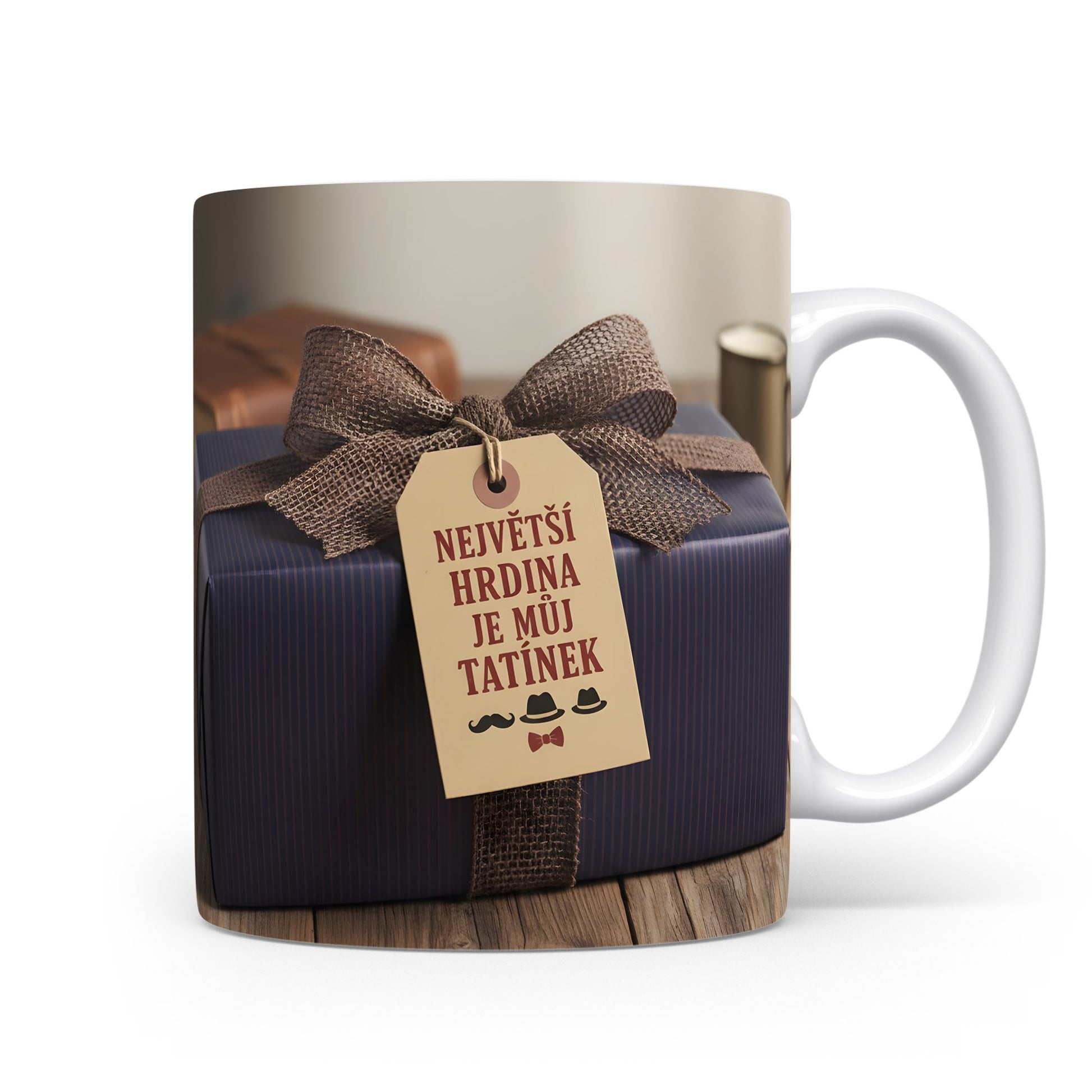 Hrnek s nápisem 'NEJVĚTŠÍ HRDINA JE MŮJ TATÍNEK' a rustikálním designem.