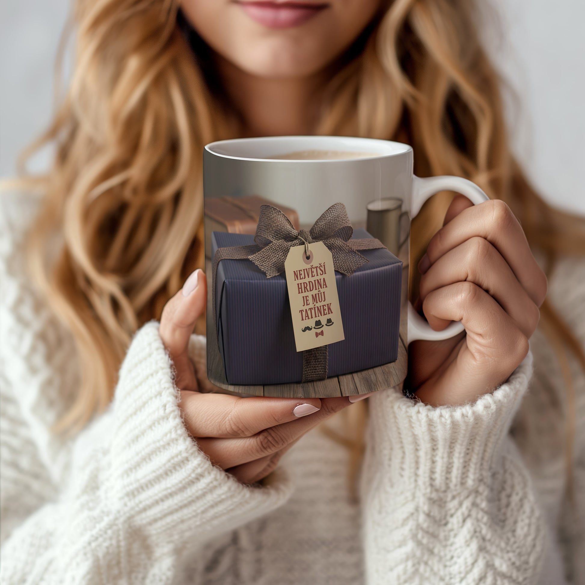 Hrnek s nápisem 'NEJVĚTŠÍ HRDINA JE MŮJ TATÍNEK' a rustikálním designem.