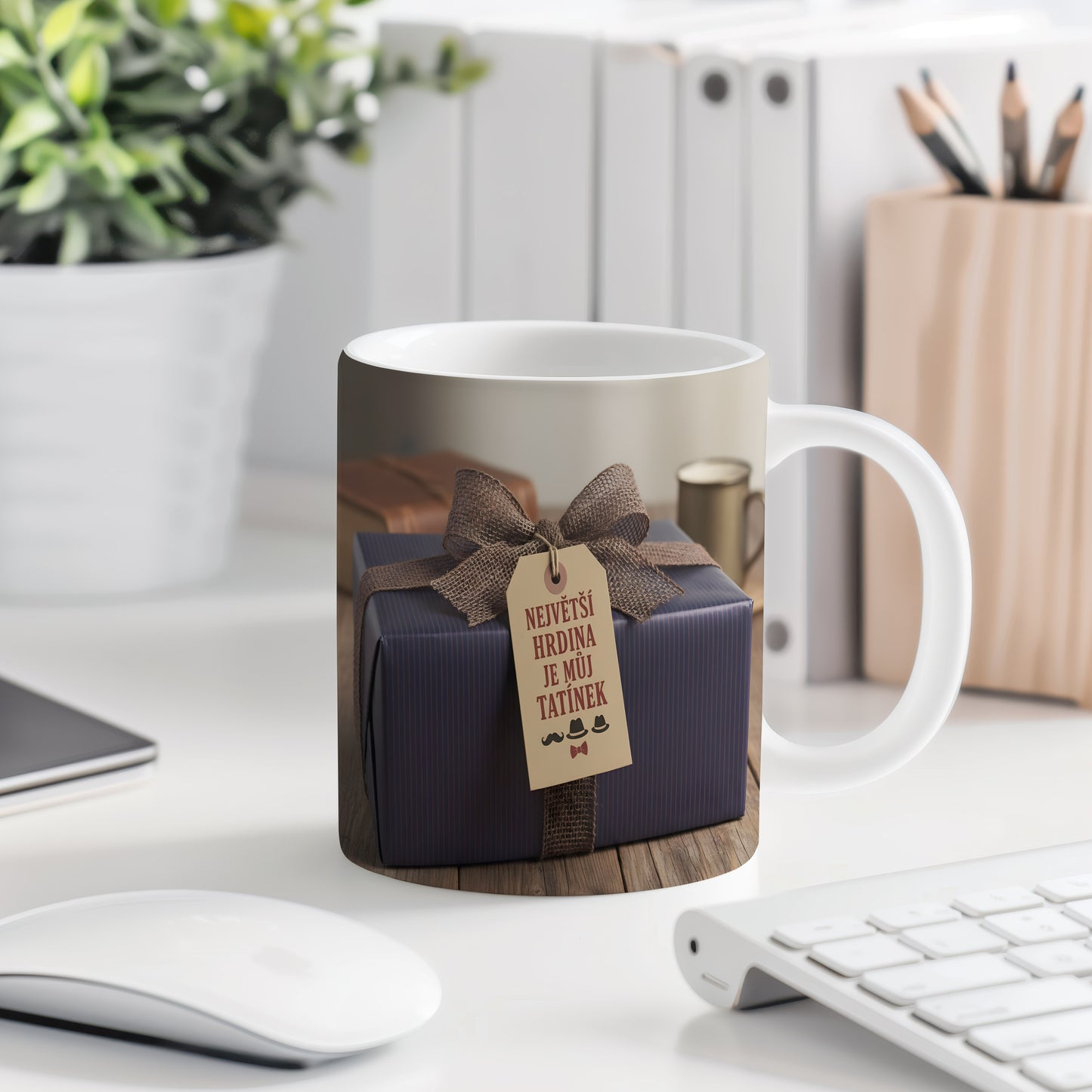 Hrnek s nápisem 'NEJVĚTŠÍ HRDINA JE MŮJ TATÍNEK' a rustikálním designem.