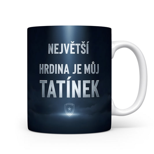 Tmavě modrý hrnek s nápisem NEJVĚTŠÍ HRDINA JE MŮJ TATÍNEK a motivem štítu.