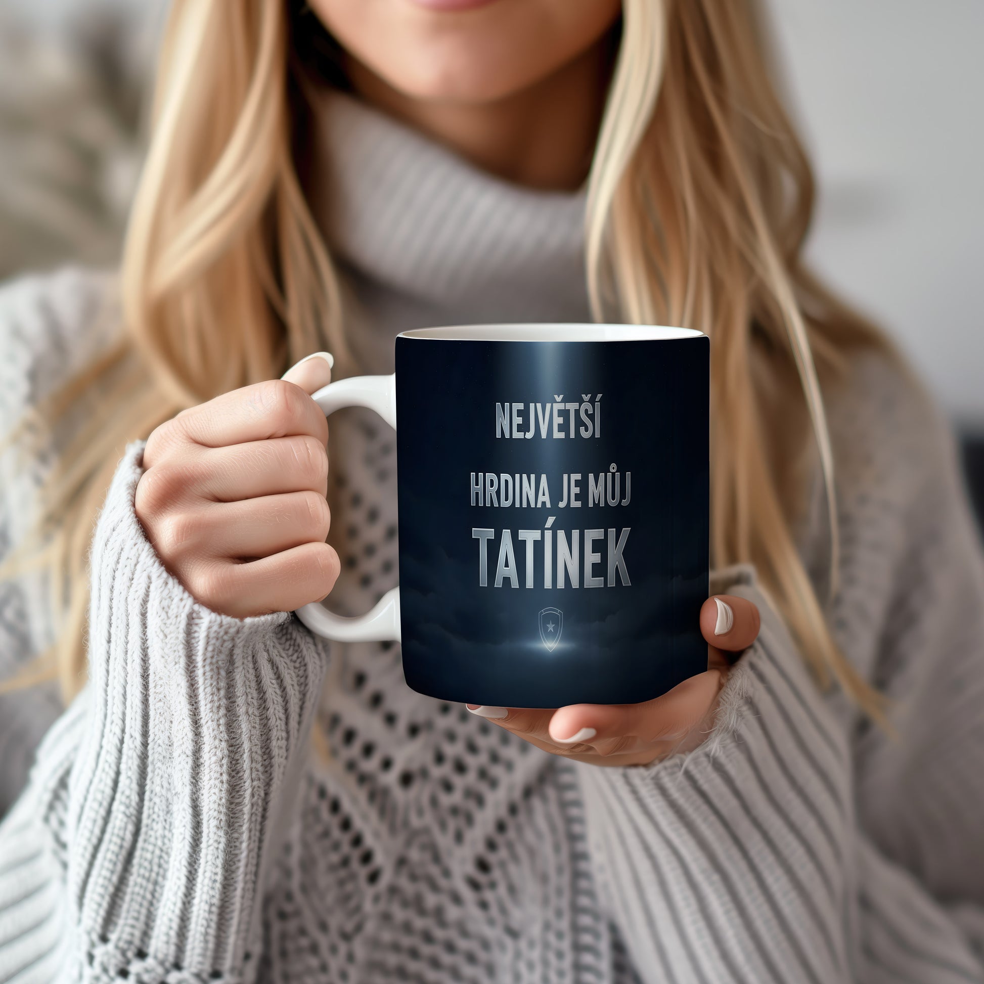 Tmavě modrý hrnek s nápisem NEJVĚTŠÍ HRDINA JE MŮJ TATÍNEK a motivem štítu.