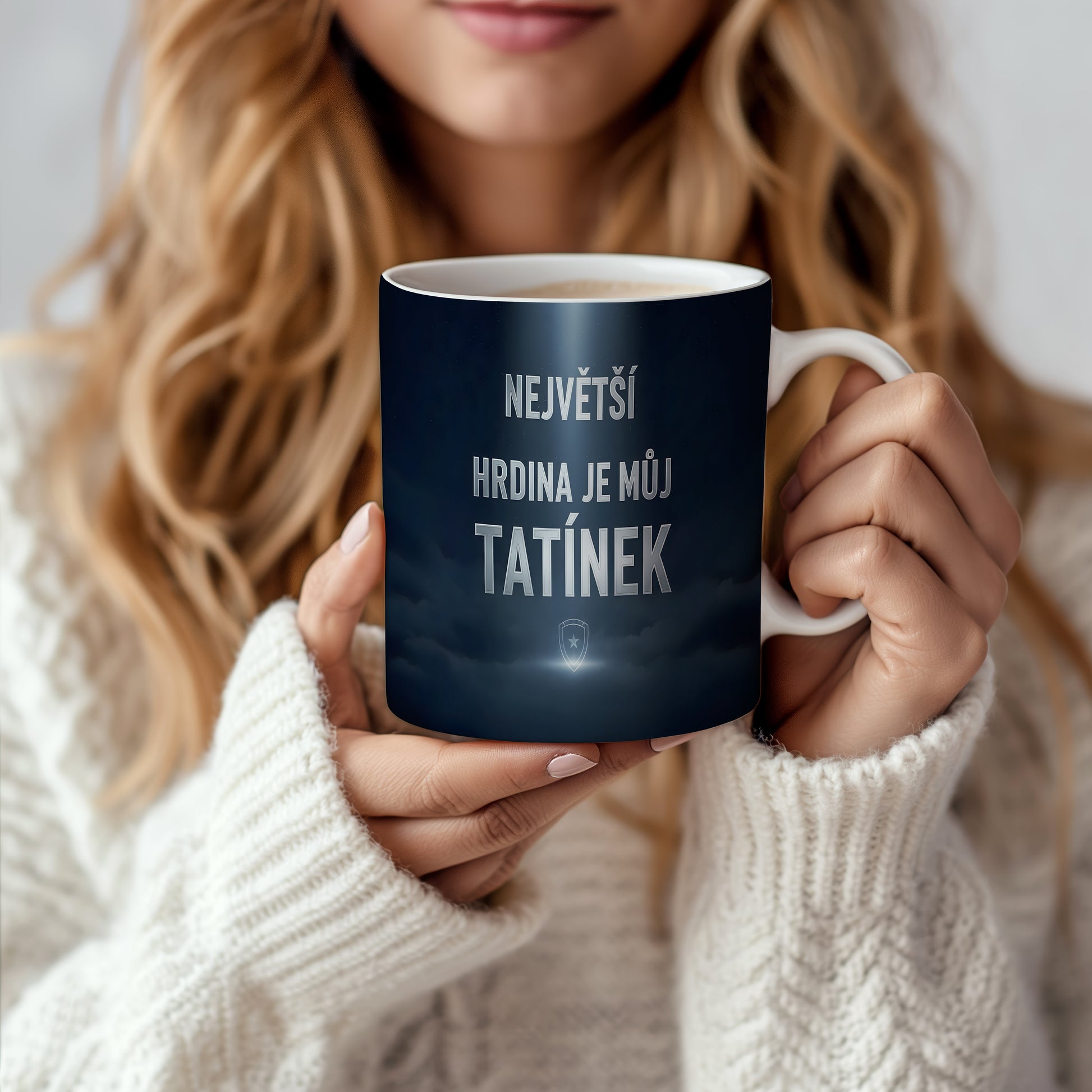 Tmavě modrý hrnek s nápisem NEJVĚTŠÍ HRDINA JE MŮJ TATÍNEK a motivem štítu.