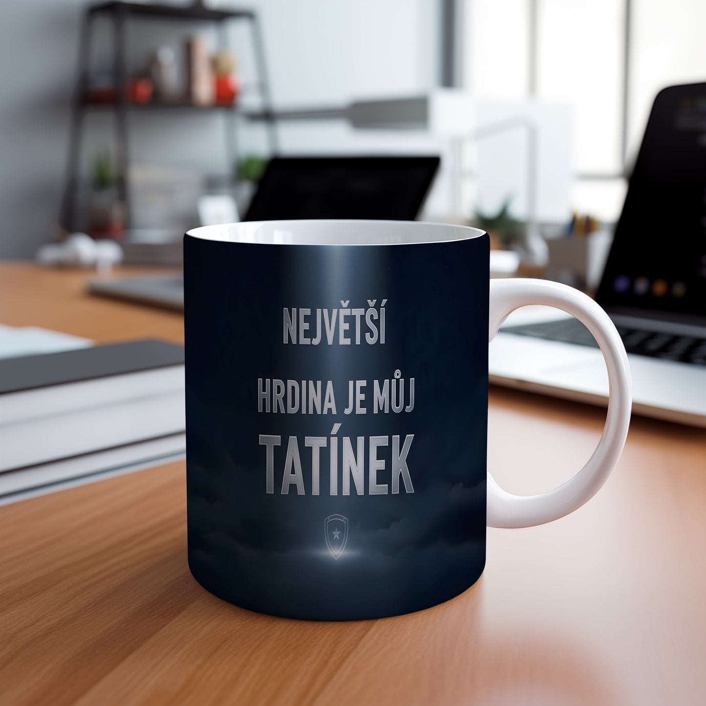 Tmavě modrý hrnek s nápisem NEJVĚTŠÍ HRDINA JE MŮJ TATÍNEK a motivem štítu.