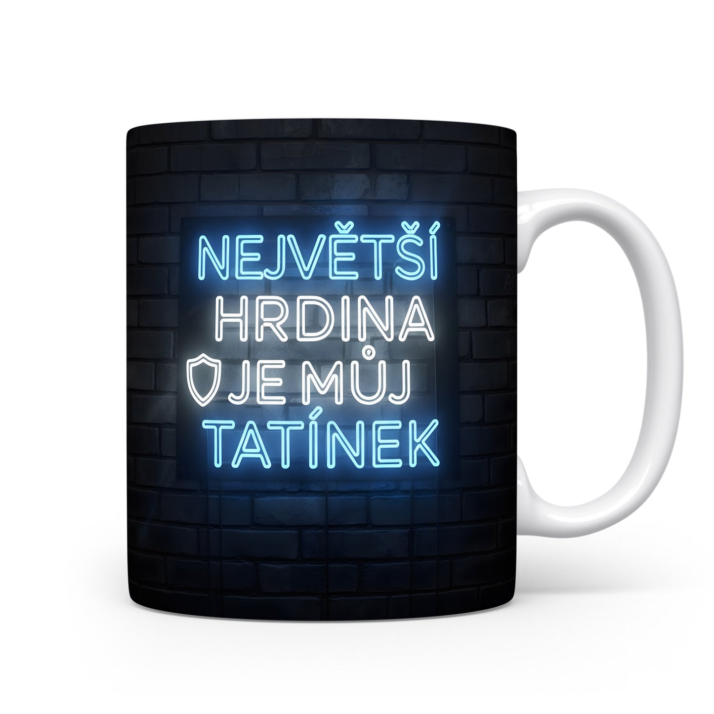 Hrnek s neonovým nápisem na cihlovém pozadí.