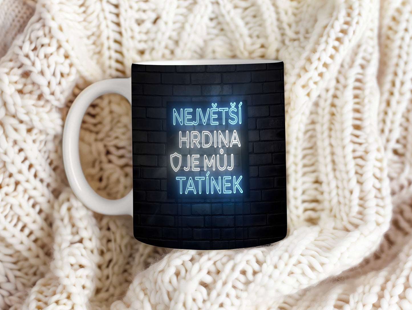 Hrnek s neonovým nápisem na cihlovém pozadí.