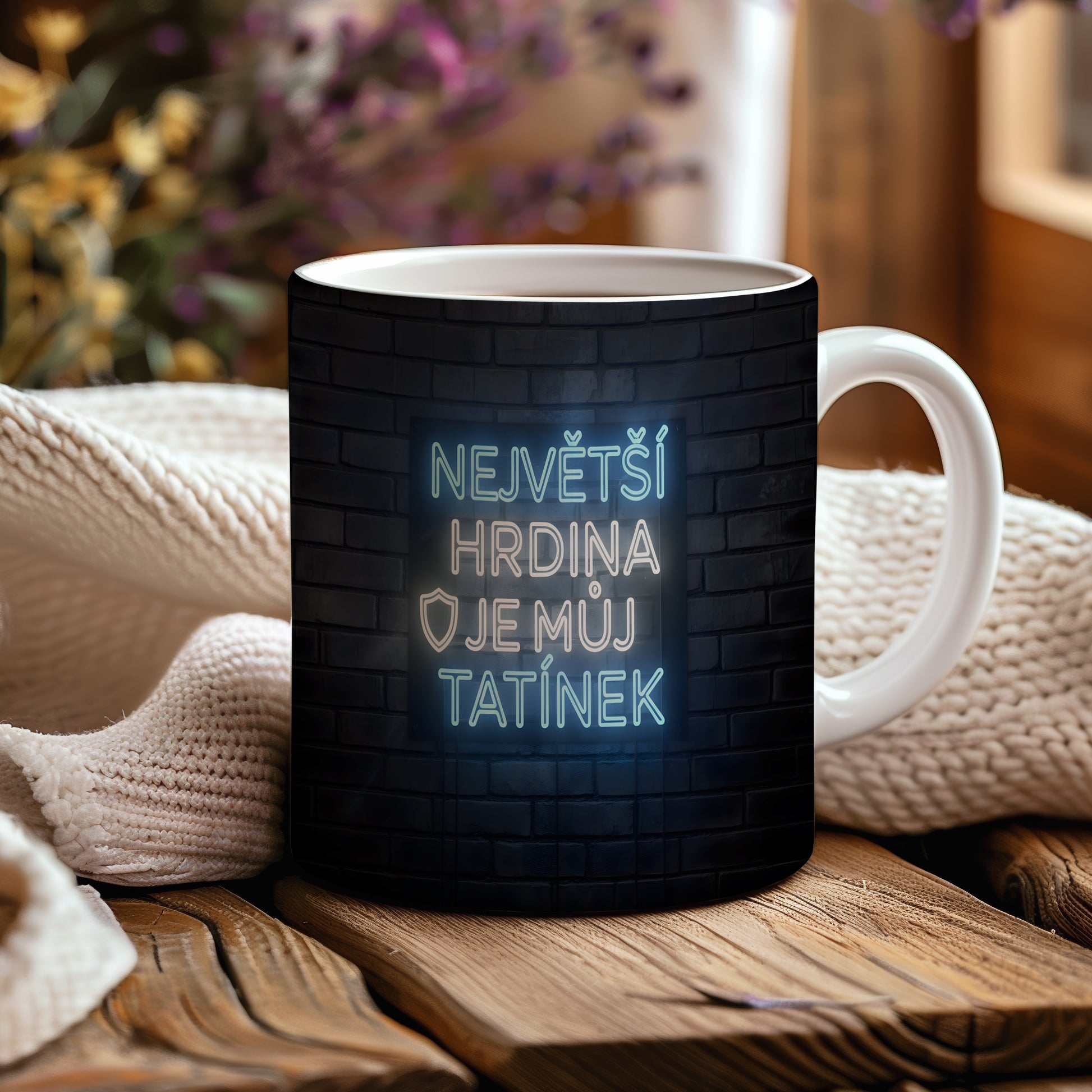 Hrnek s neonovým nápisem na cihlovém pozadí.