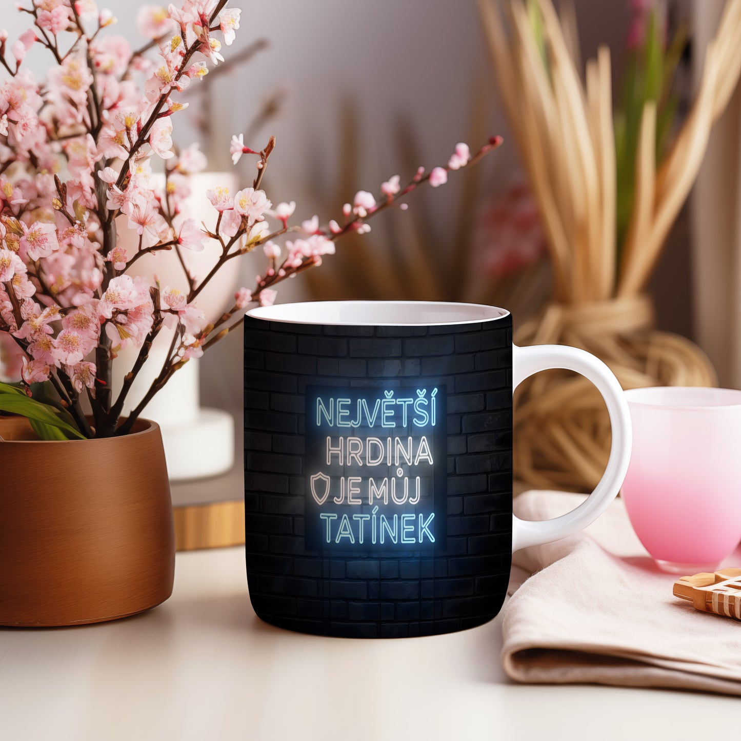 Hrnek s neonovým nápisem na cihlovém pozadí.
