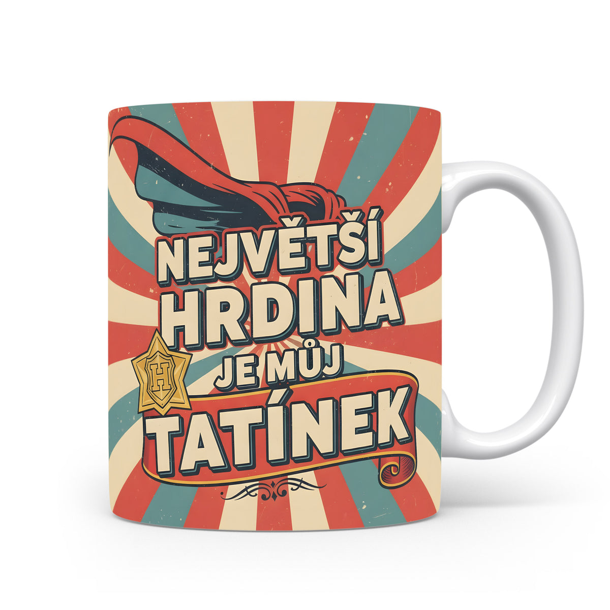 Vintage hrnek s nápisem NEJVĚTŠÍ HRDINA JE MŮJ TATÍNEK a hrdinským motivem.