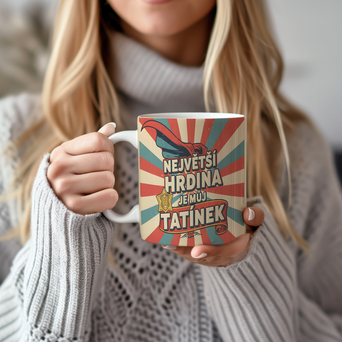 Vintage hrnek s nápisem NEJVĚTŠÍ HRDINA JE MŮJ TATÍNEK a hrdinským motivem.