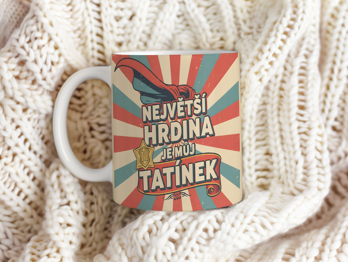 Vintage hrnek s nápisem NEJVĚTŠÍ HRDINA JE MŮJ TATÍNEK a hrdinským motivem.