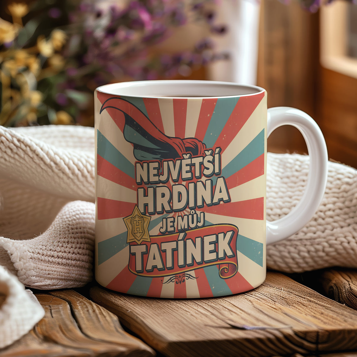 Vintage hrnek s nápisem NEJVĚTŠÍ HRDINA JE MŮJ TATÍNEK a hrdinským motivem.