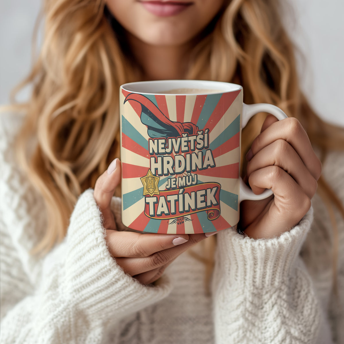 Vintage hrnek s nápisem NEJVĚTŠÍ HRDINA JE MŮJ TATÍNEK a hrdinským motivem.