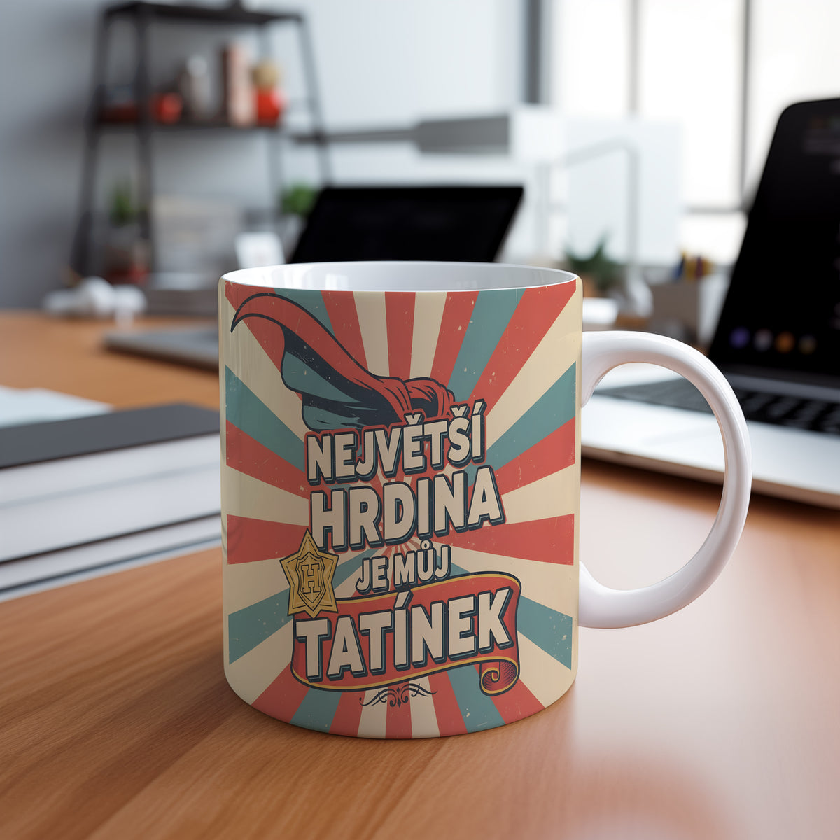 Vintage hrnek s nápisem NEJVĚTŠÍ HRDINA JE MŮJ TATÍNEK a hrdinským motivem.