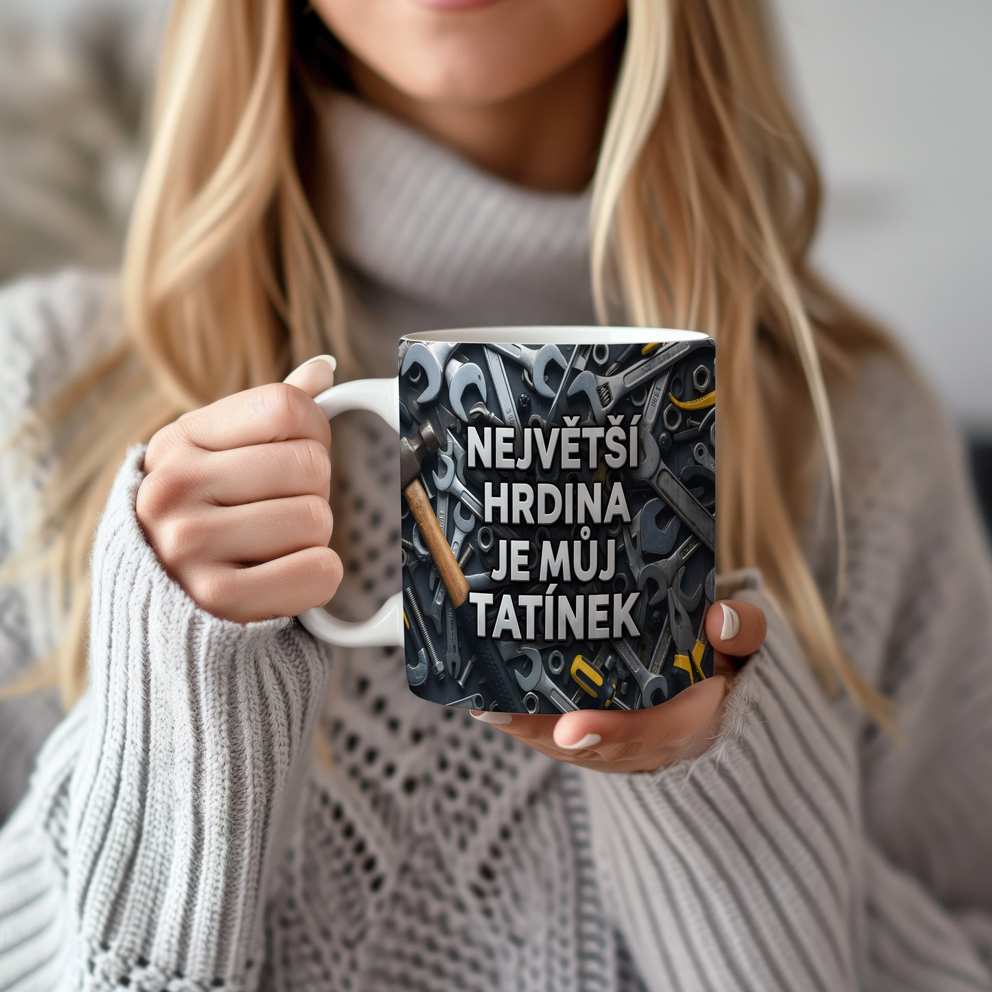 Hrnek s motivem nářadí a textem 'NEJVĚTŠÍ HRDINA JE MŮJ TATÍNEK'.