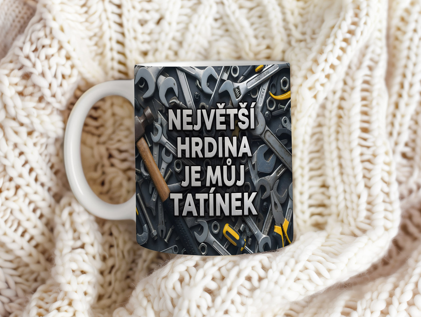 Hrnek s motivem nářadí a textem 'NEJVĚTŠÍ HRDINA JE MŮJ TATÍNEK'.