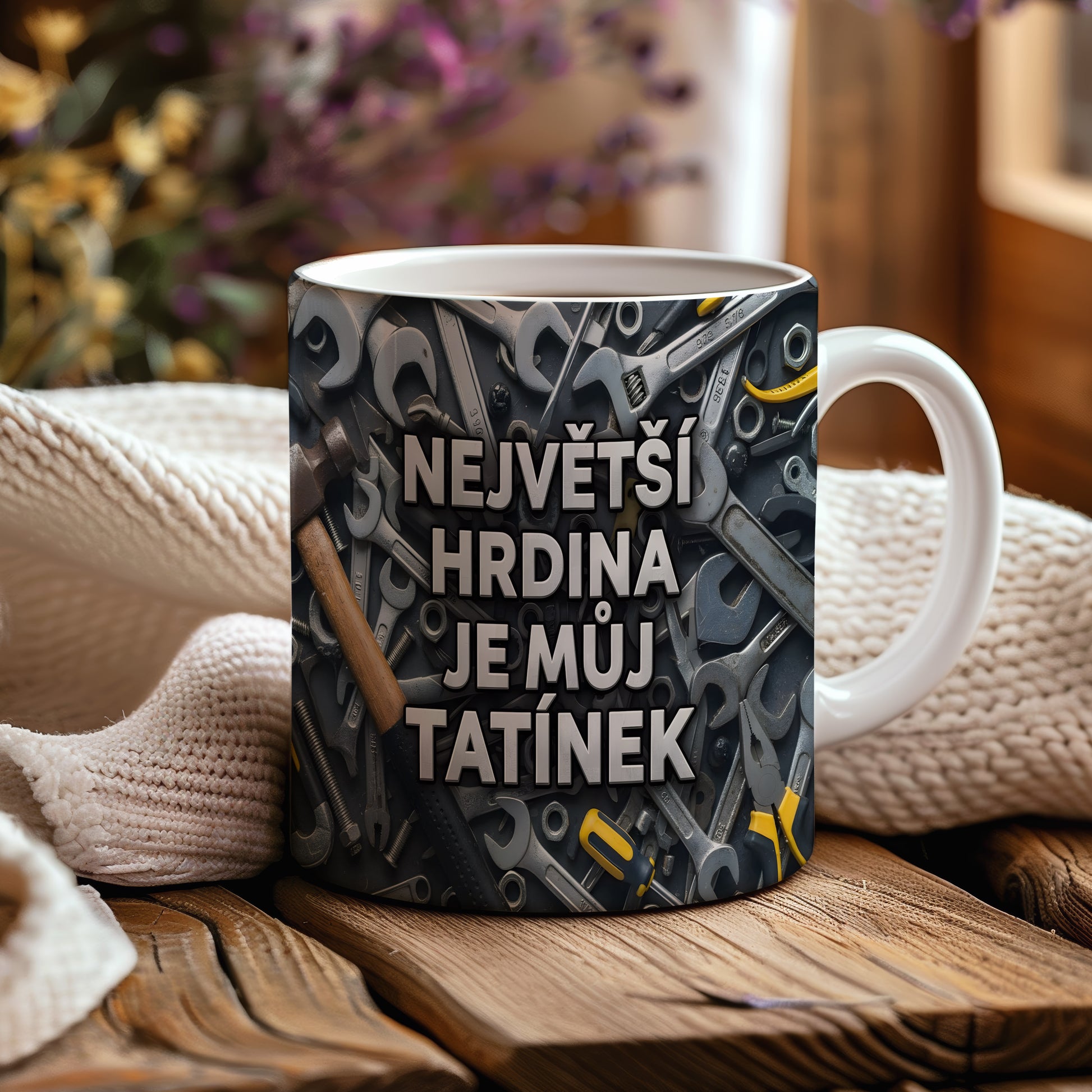 Hrnek s motivem nářadí a textem 'NEJVĚTŠÍ HRDINA JE MŮJ TATÍNEK'.