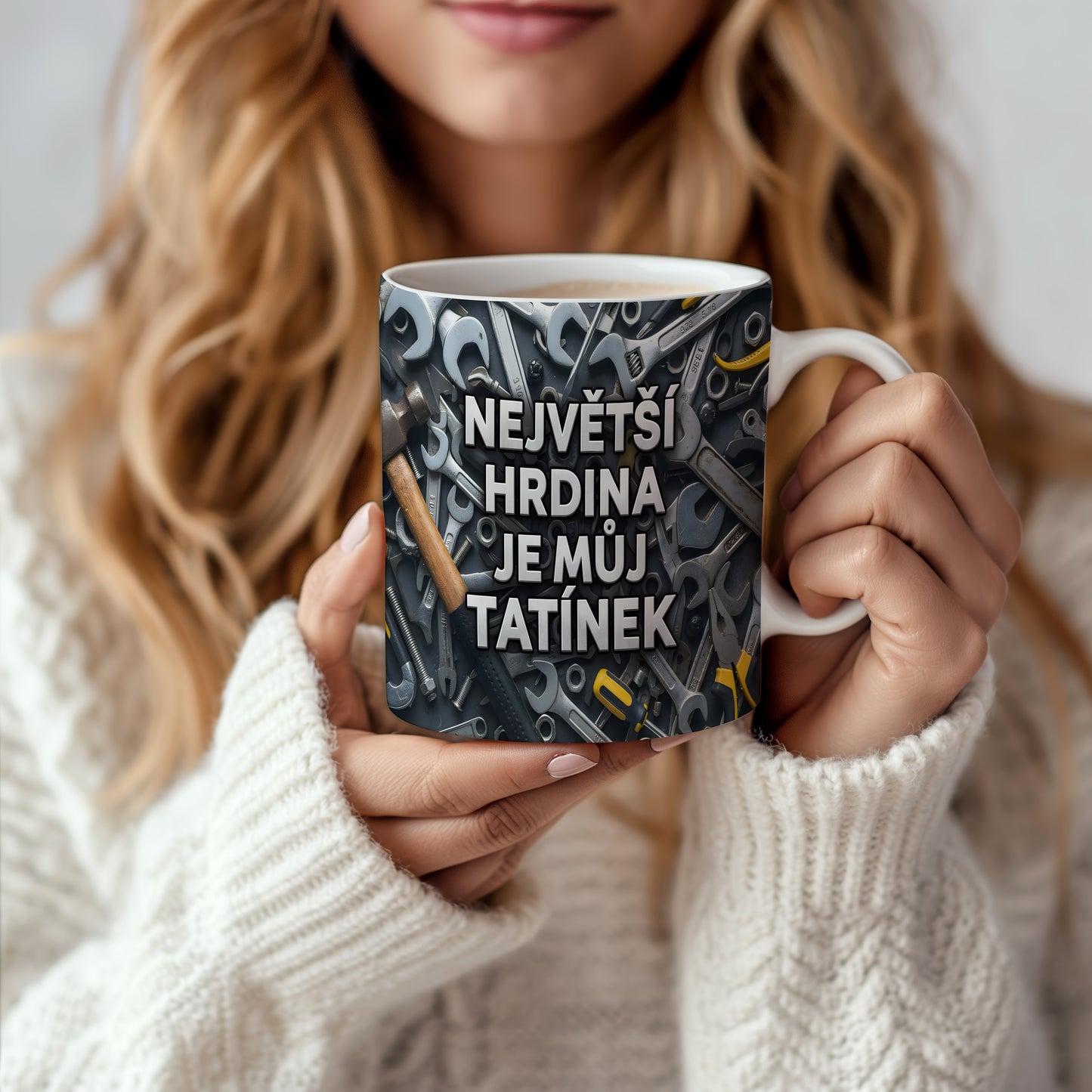 Hrnek s motivem nářadí a textem 'NEJVĚTŠÍ HRDINA JE MŮJ TATÍNEK'.