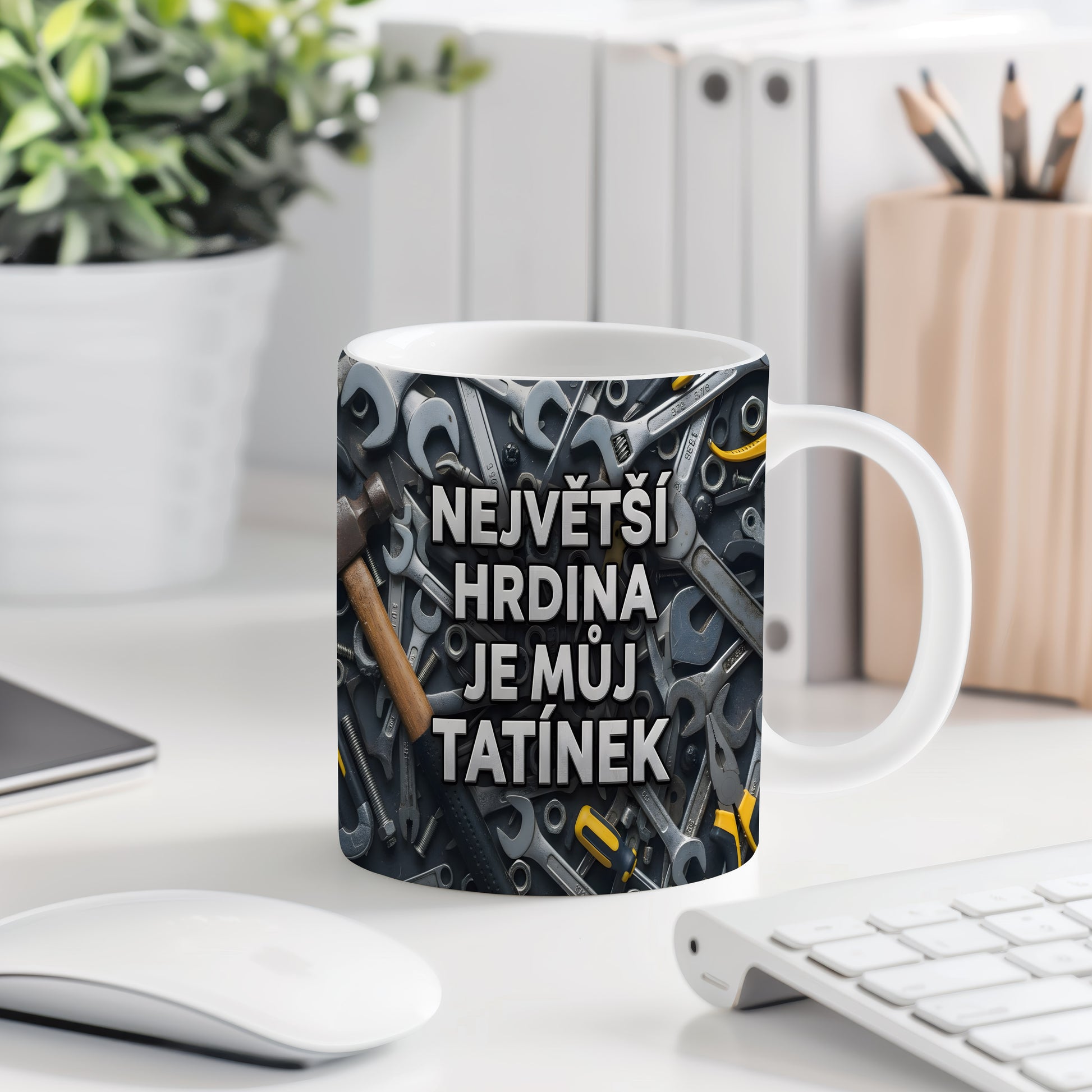 Hrnek s motivem nářadí a textem 'NEJVĚTŠÍ HRDINA JE MŮJ TATÍNEK'.