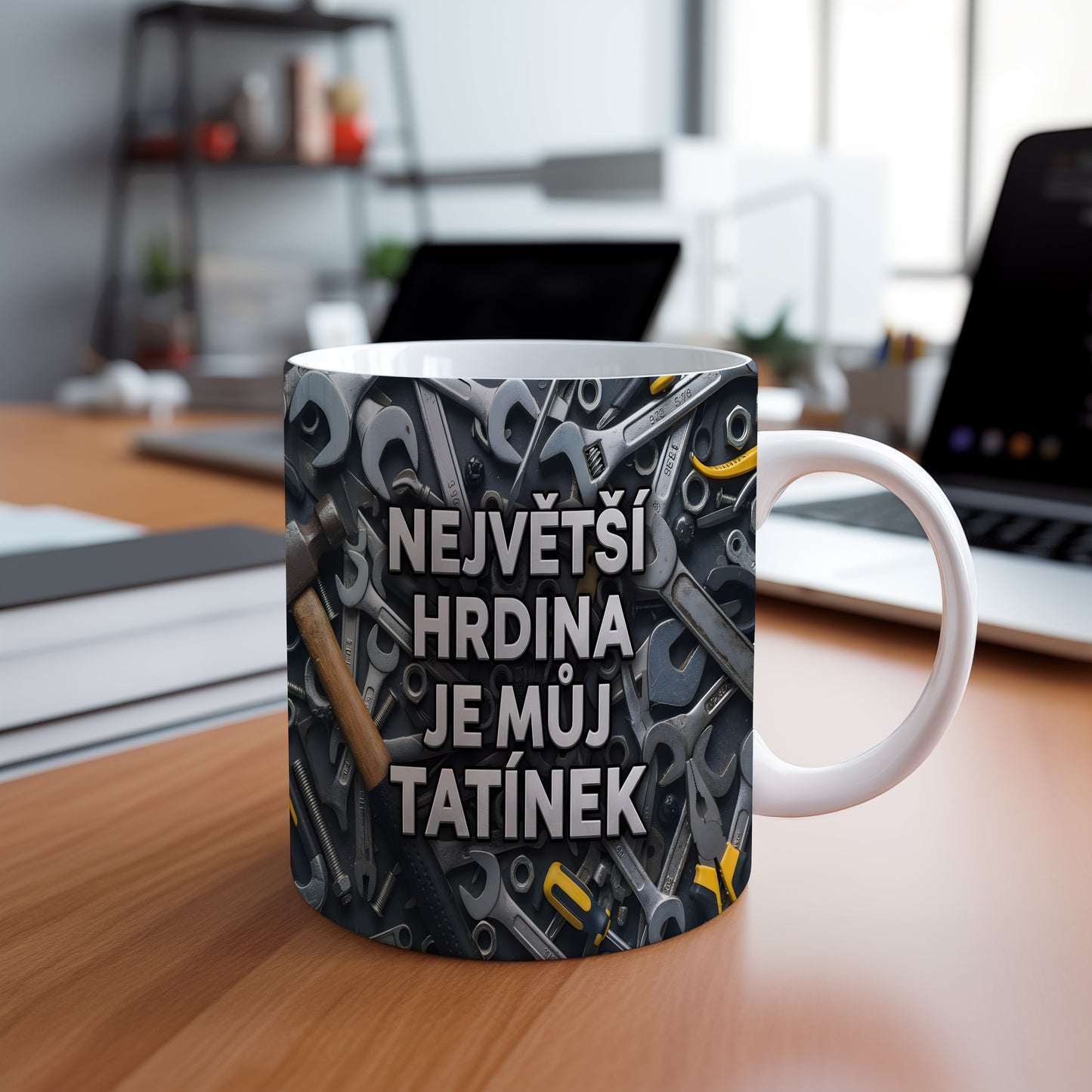 Hrnek s motivem nářadí a textem 'NEJVĚTŠÍ HRDINA JE MŮJ TATÍNEK'.