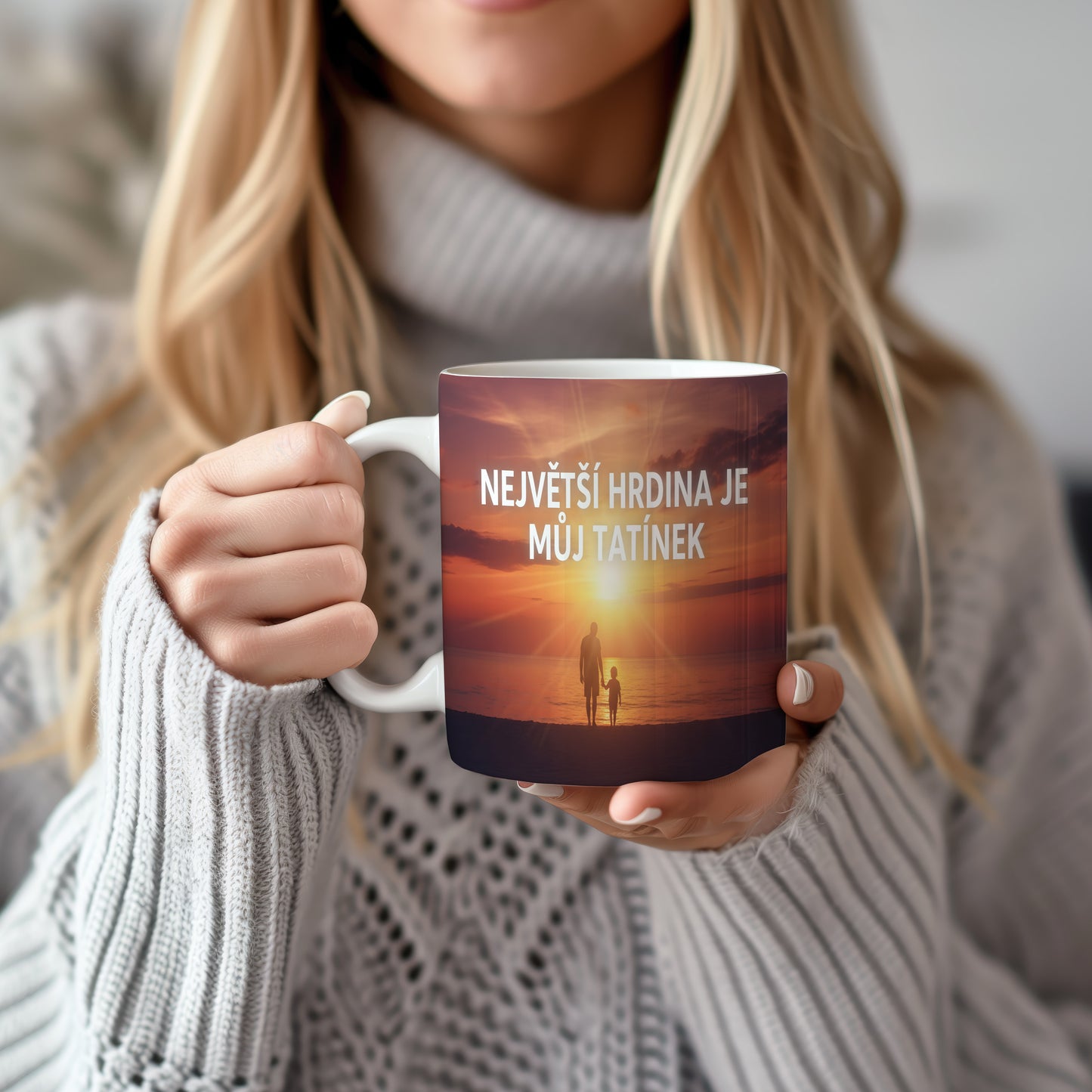 Hrnek s nápisem a siluetou otce a dítěte při západu slunce.