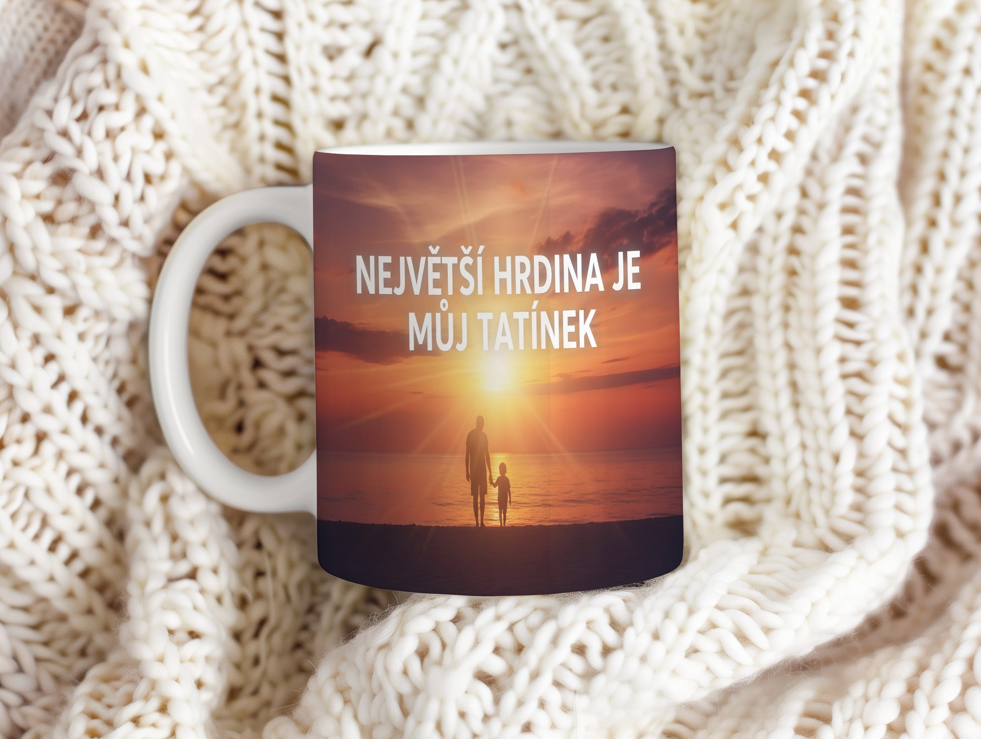 Hrnek s nápisem a siluetou otce a dítěte při západu slunce.