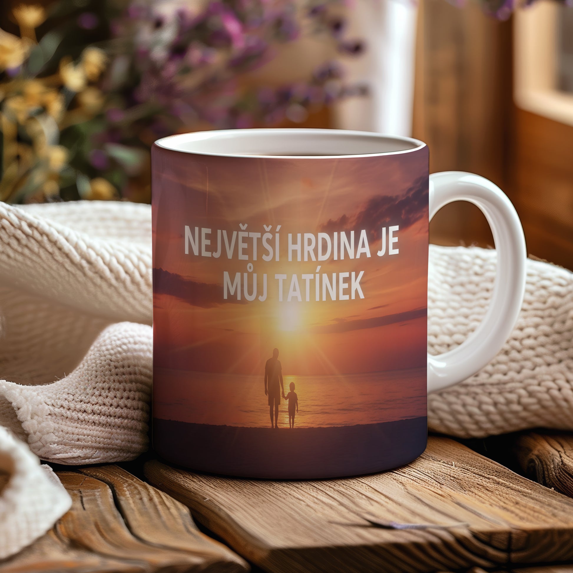 Hrnek s nápisem a siluetou otce a dítěte při západu slunce.