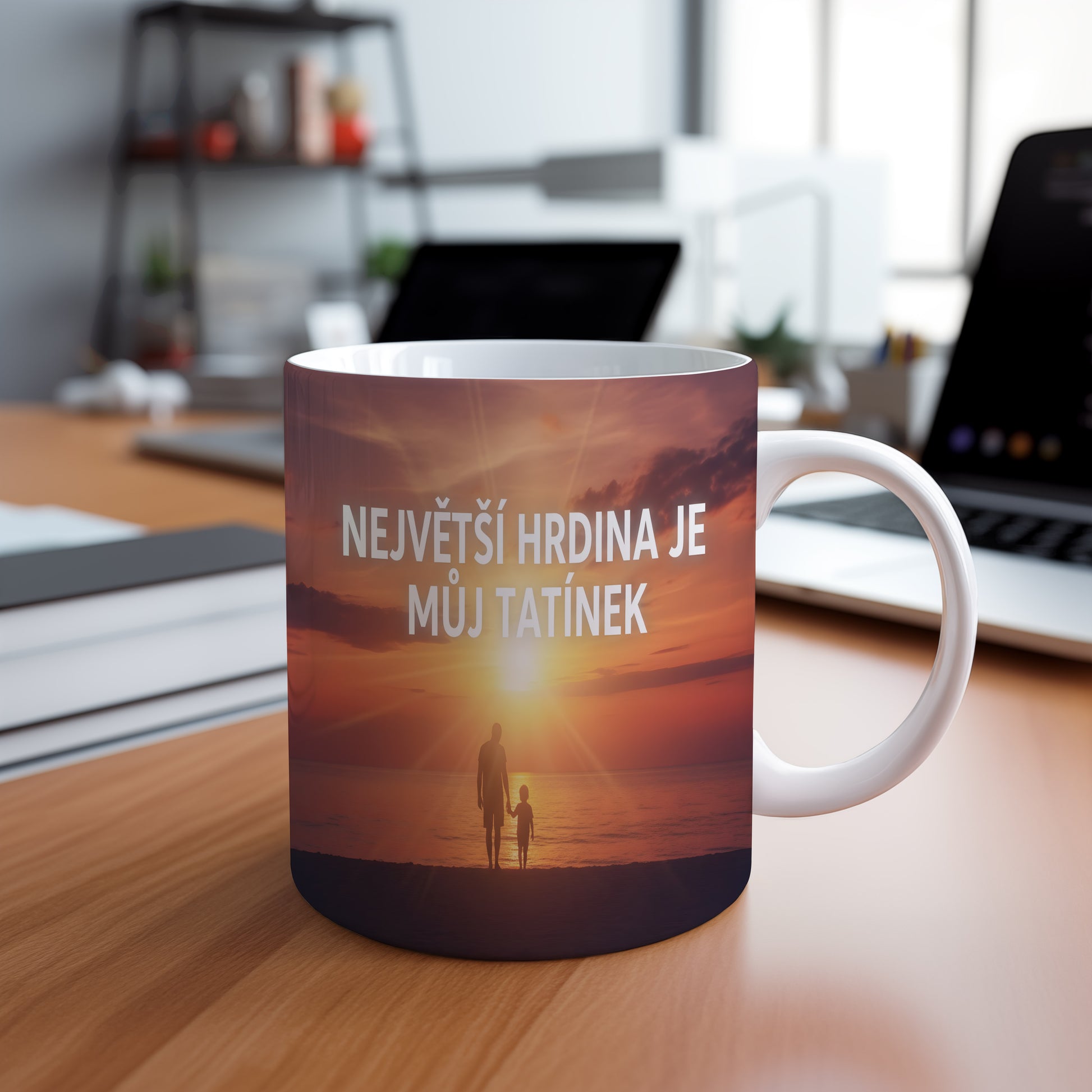 Hrnek s nápisem a siluetou otce a dítěte při západu slunce.