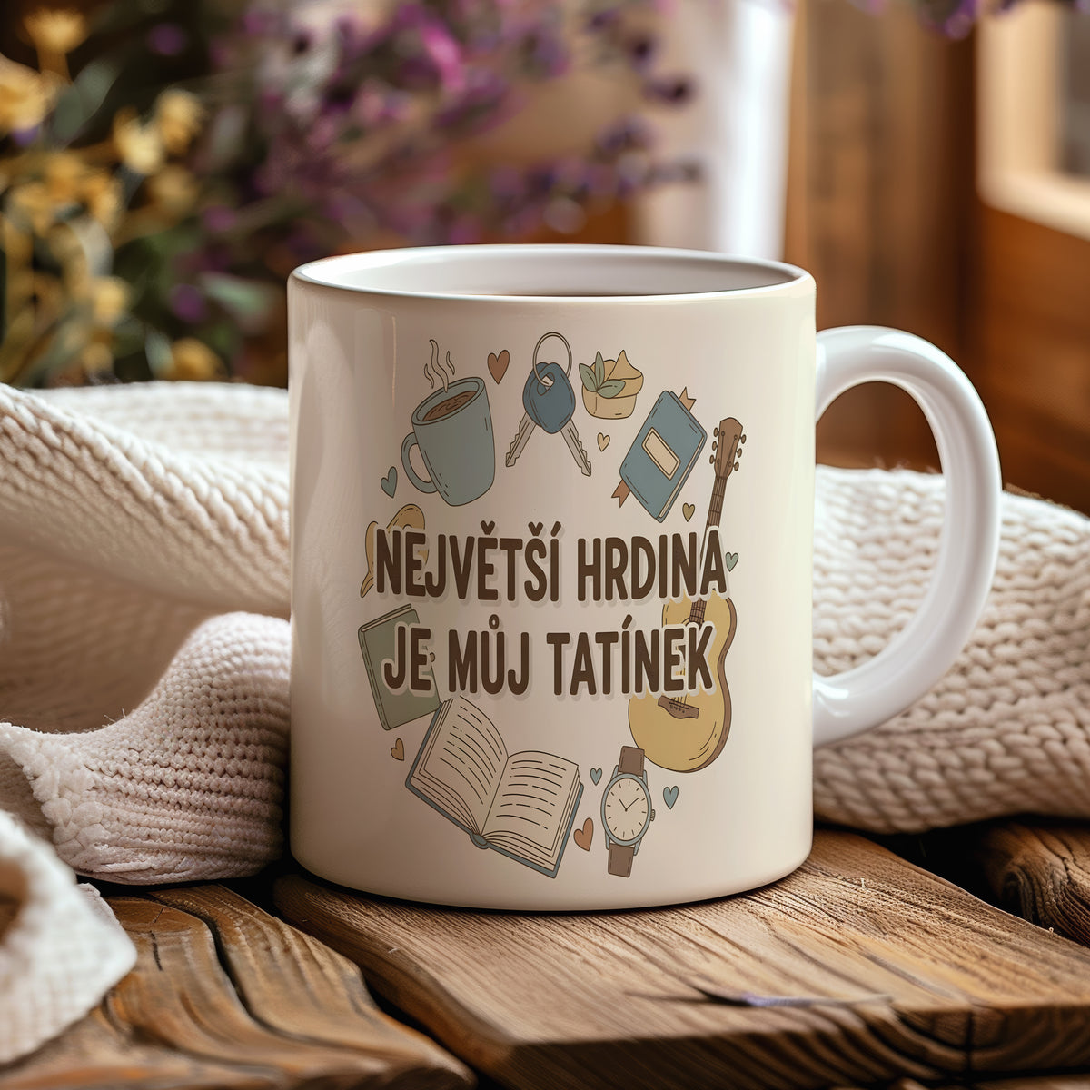Béžový hrnek s nápisem a moderními motivy pro tatínka.