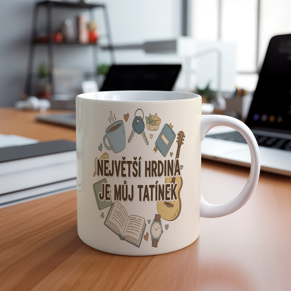 Béžový hrnek s nápisem a moderními motivy pro tatínka.