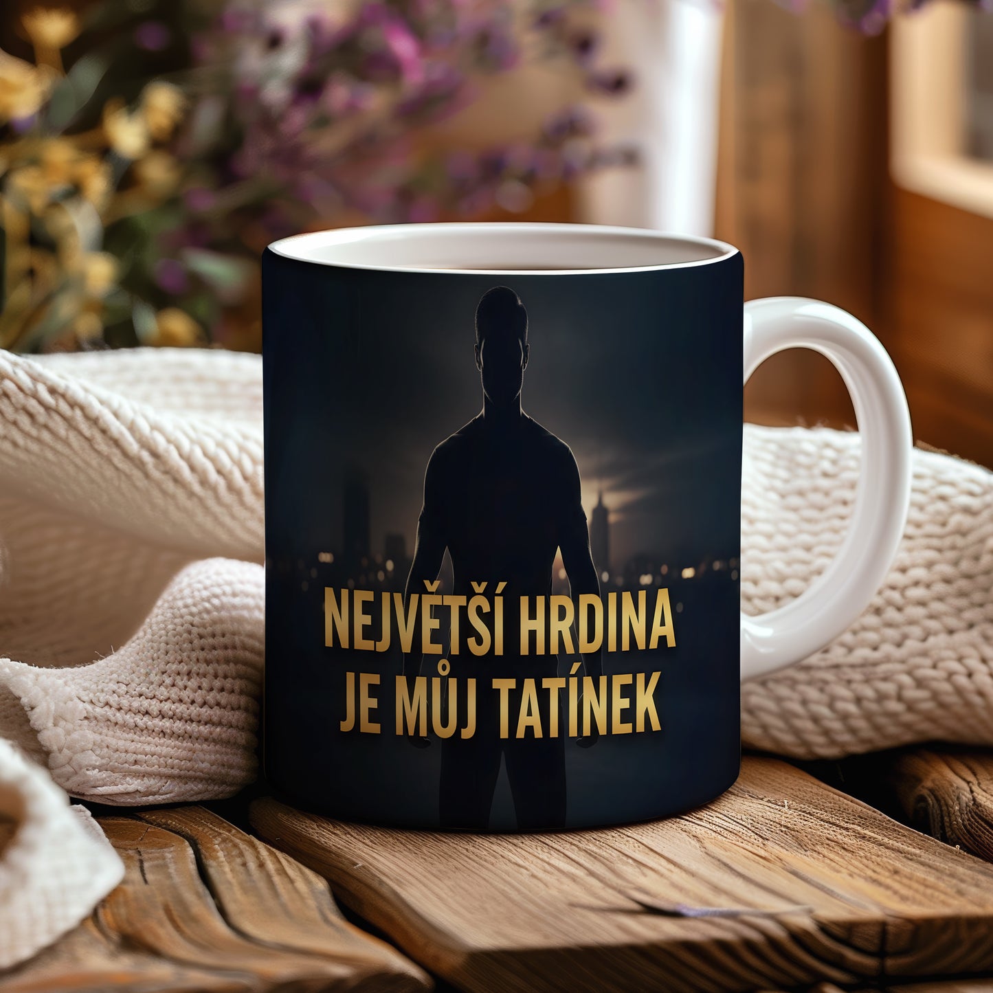 Hrnek s nápisem NEJVĚTŠÍ HRDINA JE MŮJ TATÍNEK a siluetou muže na pozadí města.