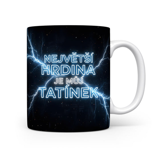 Hrnek s nápisem NEJVĚTŠÍ HRDINA JE MŮJ TATÍNEK a bleskovým motivem.