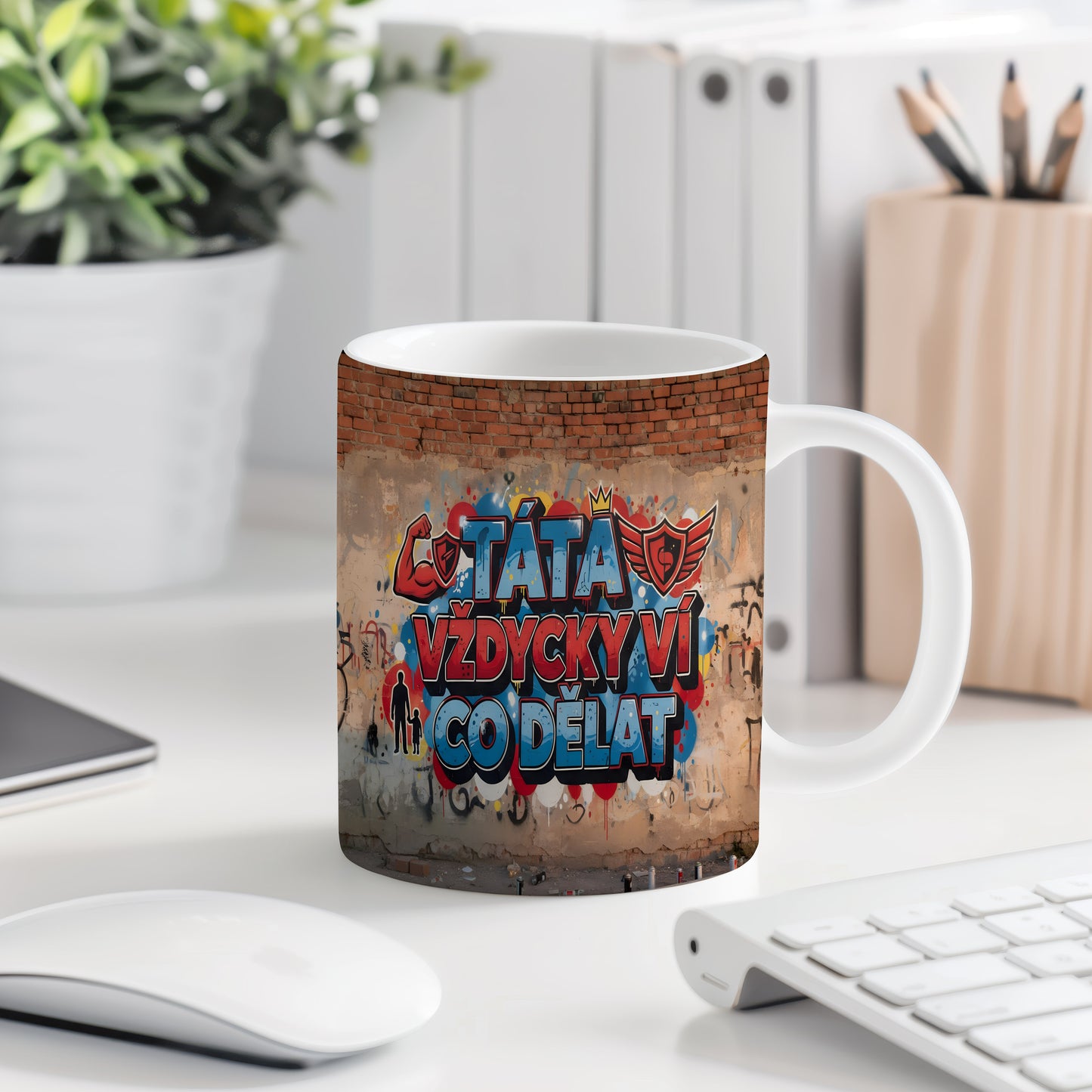Hrnek s nápisem TÁTA VŽDYCKY VÍ CO DĚLAT na cihlové zdi s grafitti.