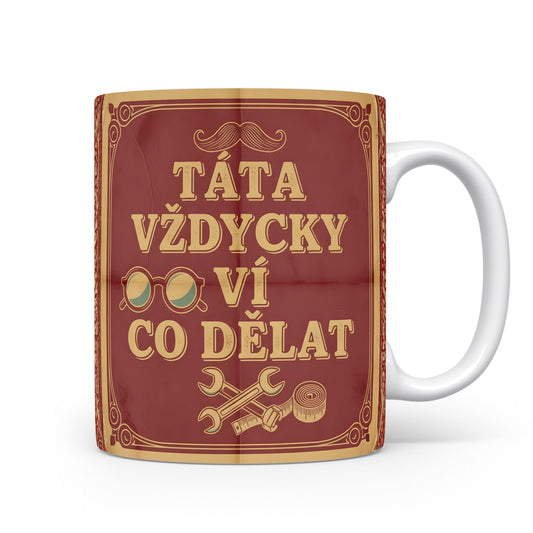 Vintage hrnek s textem 'TÁTA VŽDYCKY VÍ CO DĚLAT' a motivem nástrojů.