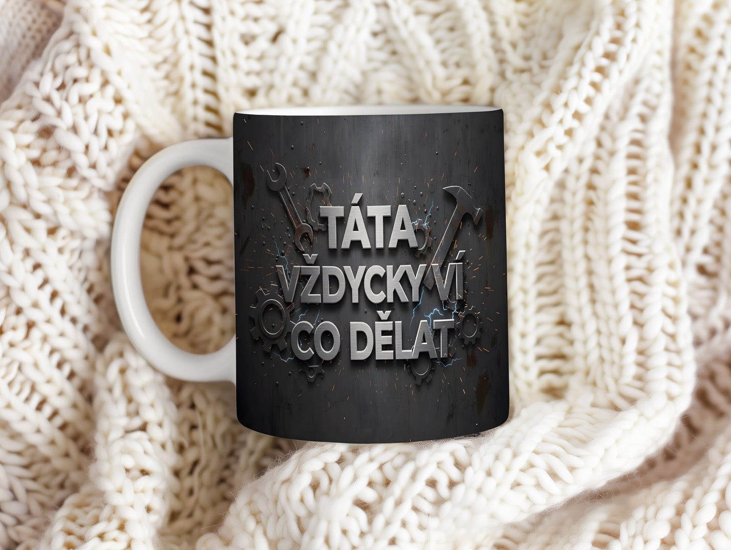 Hrnek s kovovým vzhledem a nápisem TÁTA VŽDYCKY VÍ CO DĚLAT.