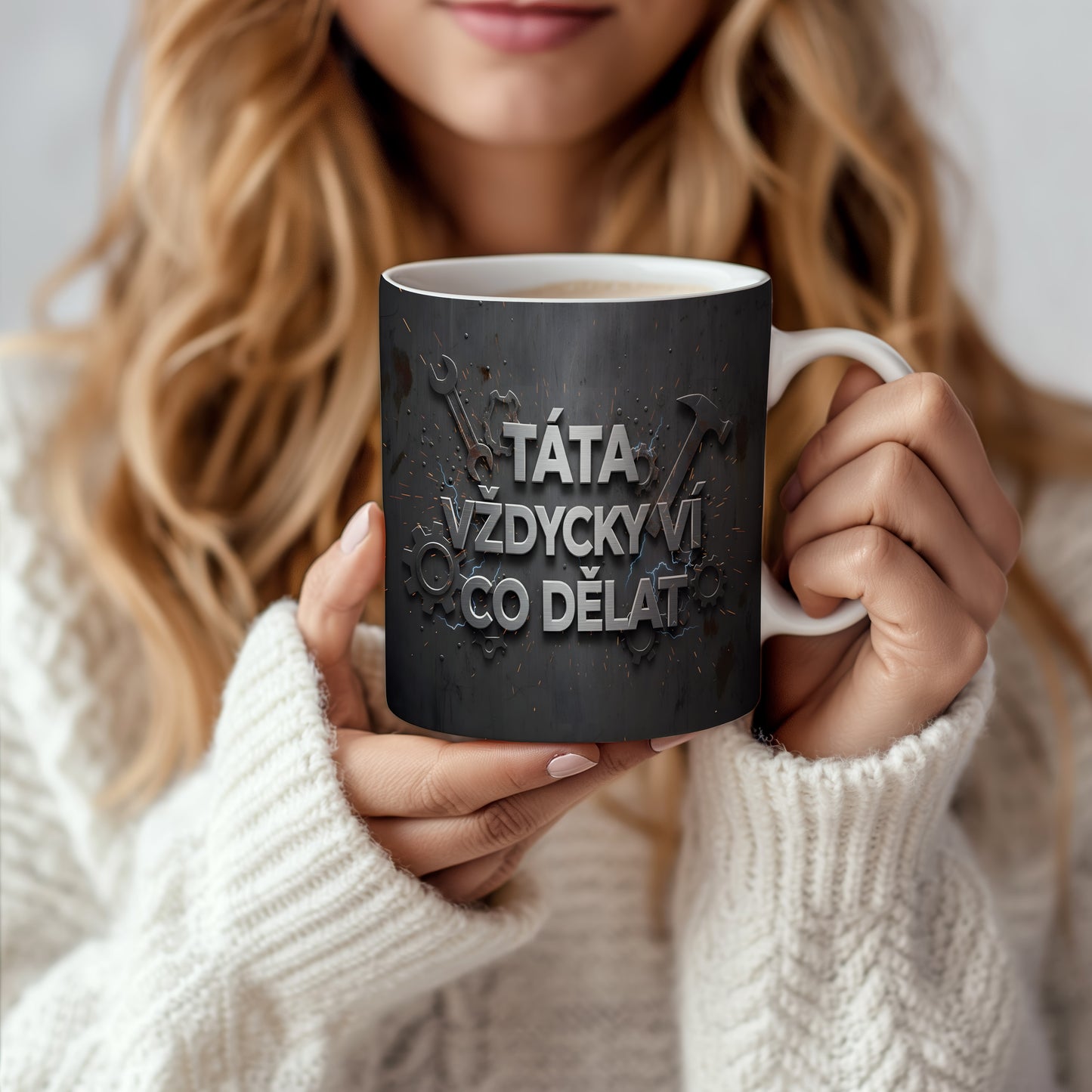 Hrnek s kovovým vzhledem a nápisem TÁTA VŽDYCKY VÍ CO DĚLAT.